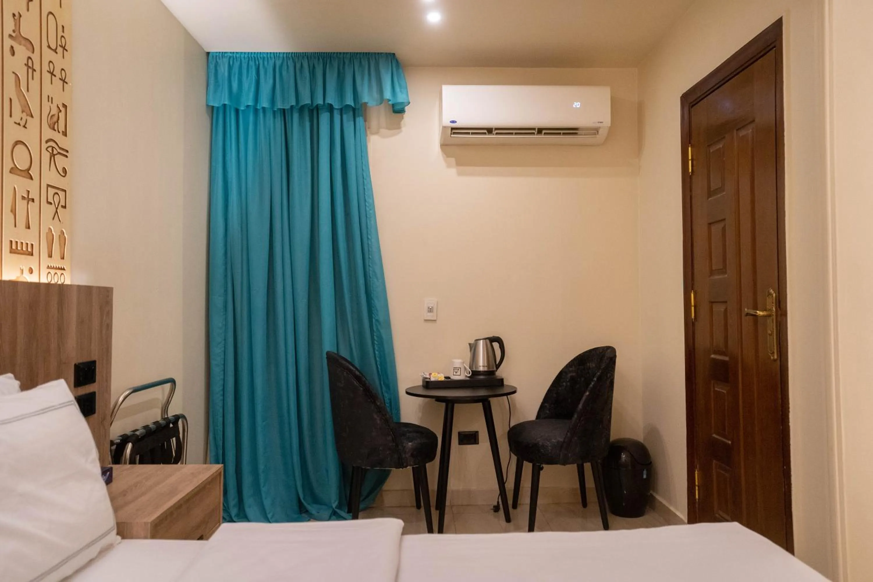 Photo of the whole room, Bed in Great Pyramid Inn
