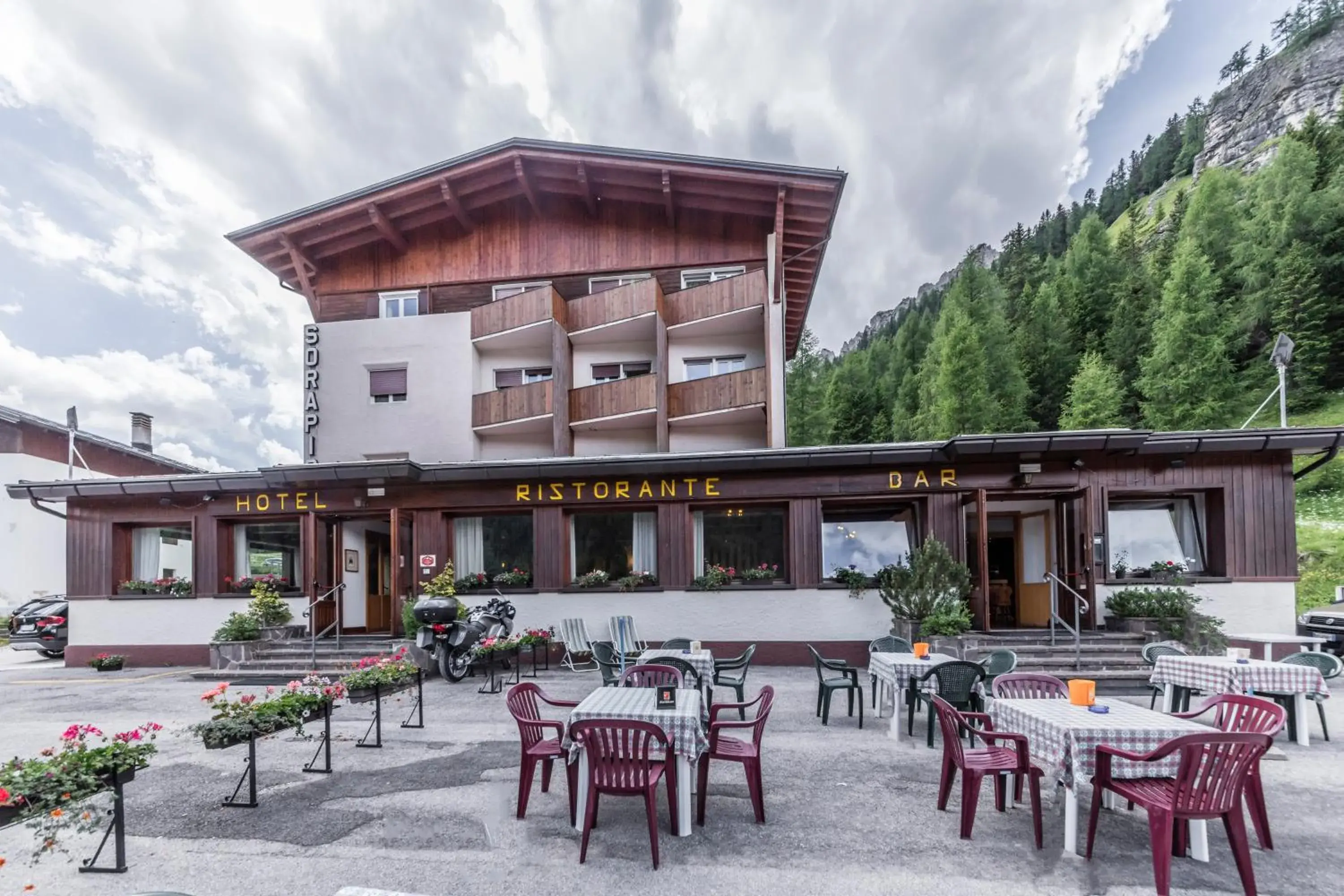 Property building in Hotel Sorapiss Property building in Hotel Sorapiss