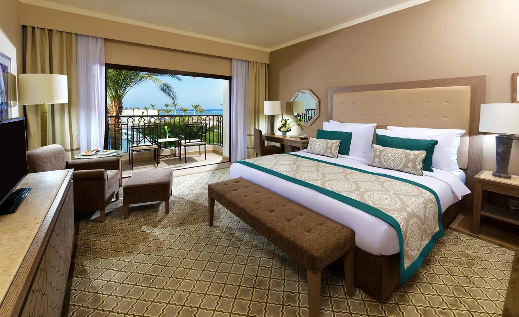 Deluxe Family Queen Room with Partial Sea View in Steigenberger Alcazar