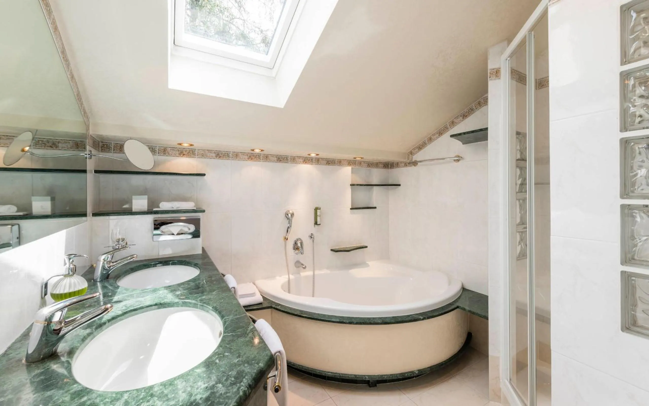 Bathroom, Bed in Romantik Hotel & Restaurant Stafler