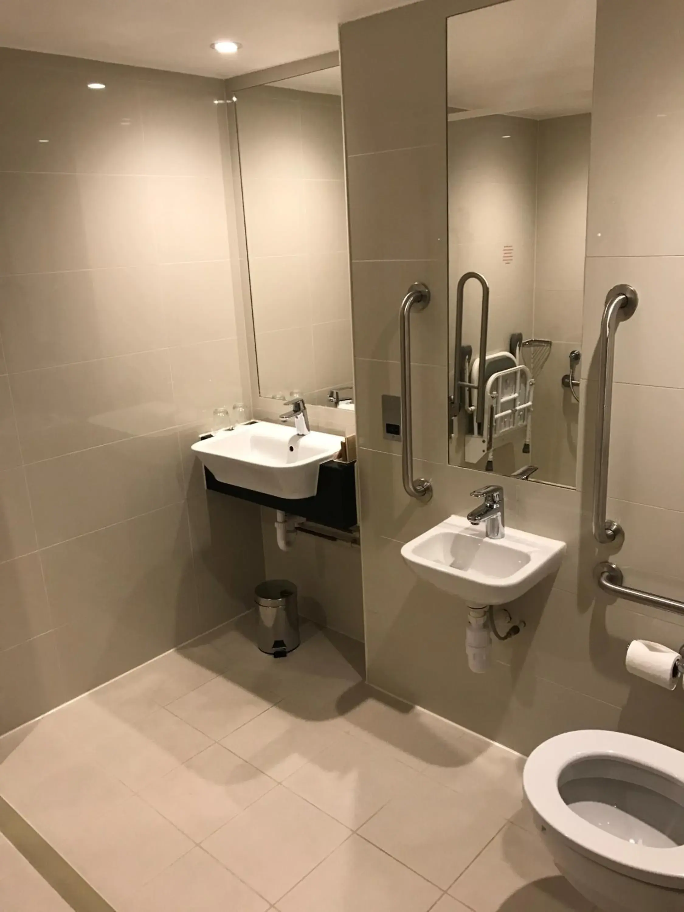 Property building in Holiday Inn London Kensington High St. by IHG Property building in Holiday Inn London Kensington High St. by IHG