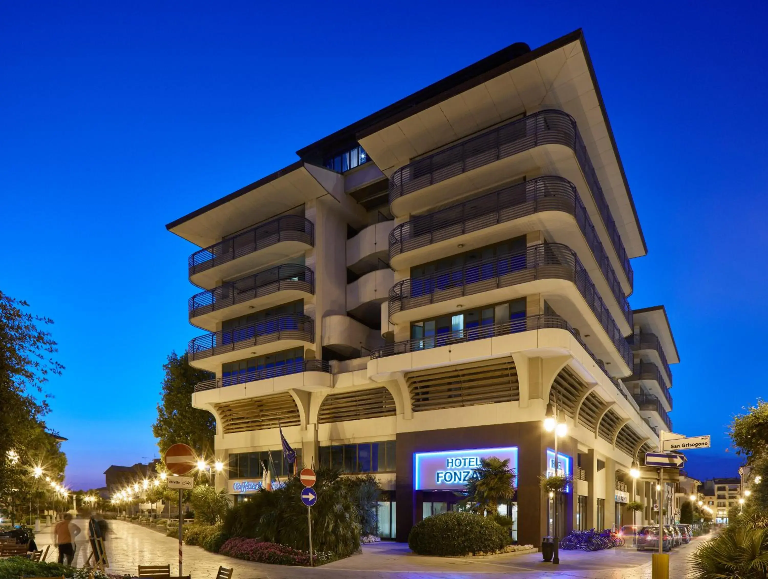 Facade/entrance in Hotel Fonzari Facade/entrance in Hotel Fonzari