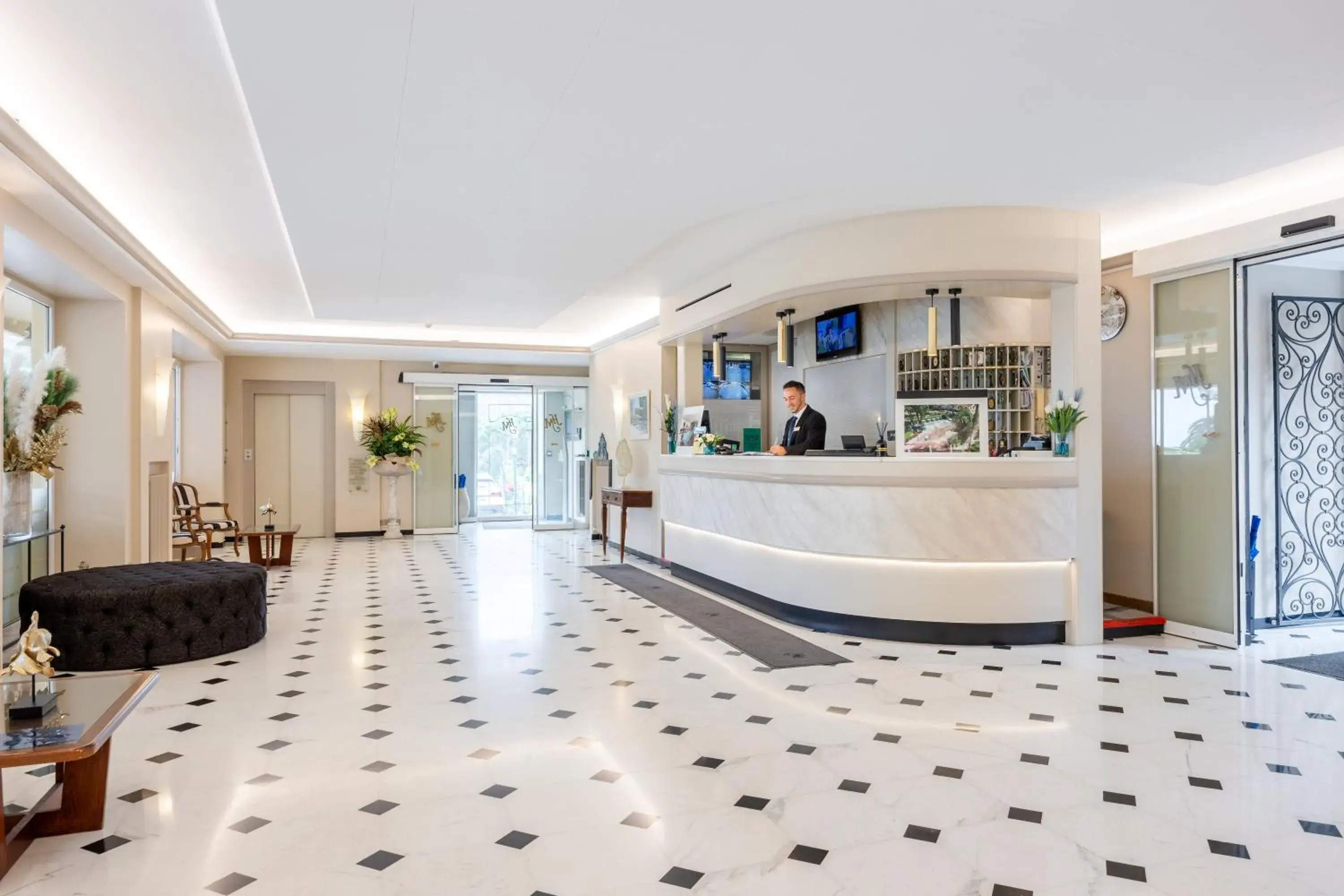 Lobby or reception in Hotel Metropole Lobby or reception in Hotel Metropole