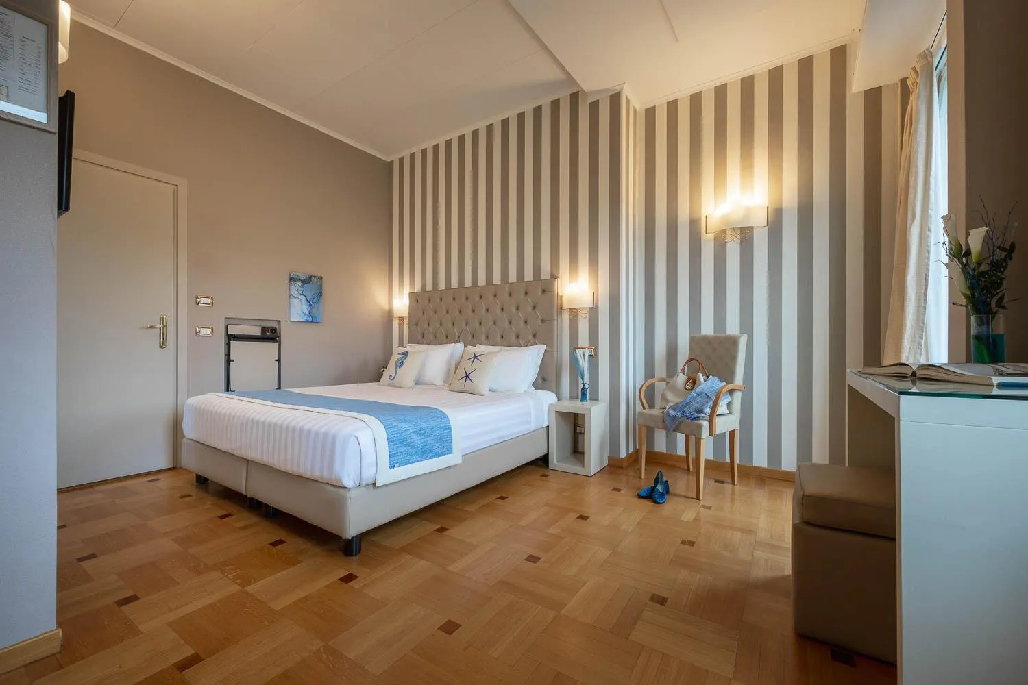 Photo of the whole room, Bed in Hotel Metropole