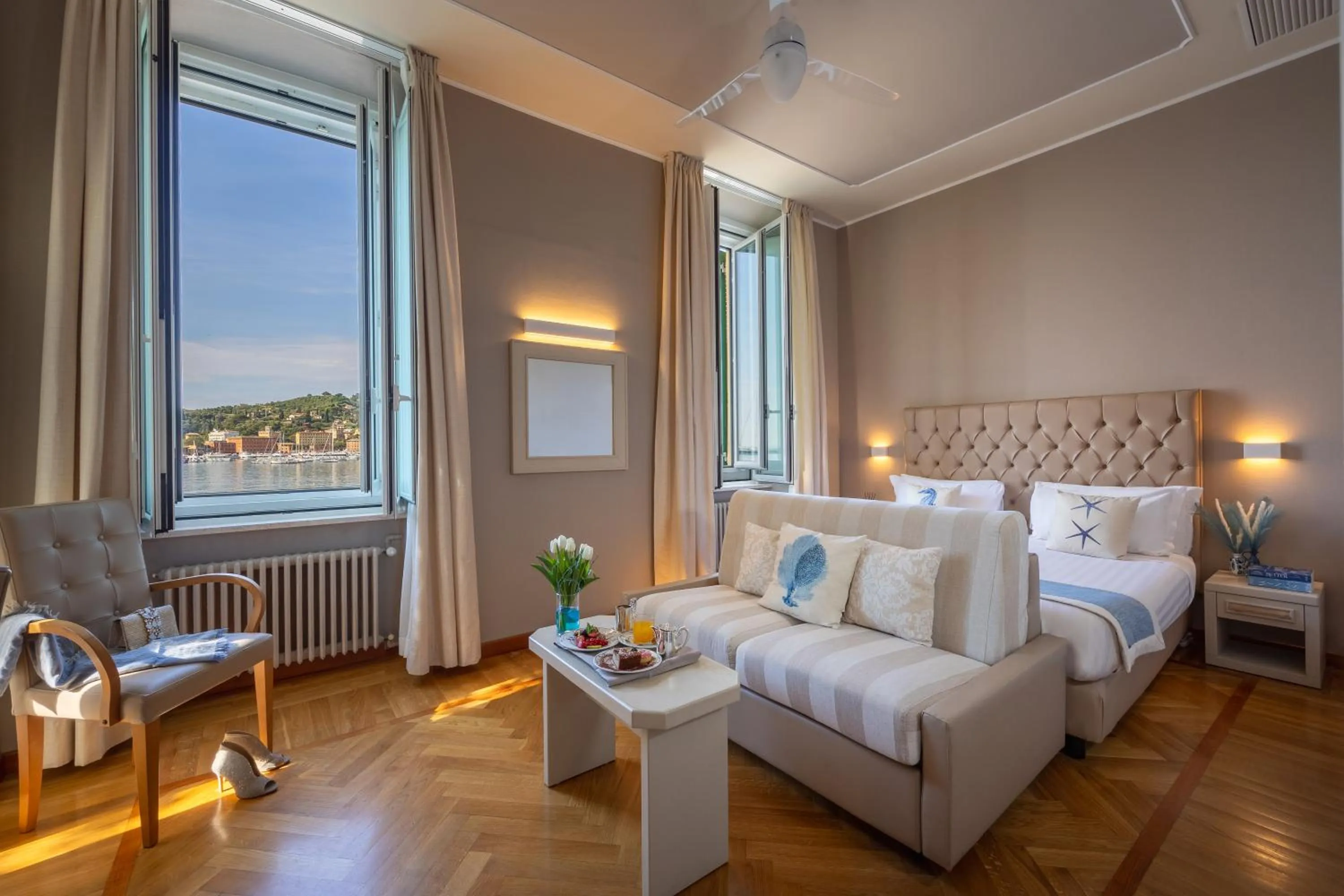 View (from property/room), Bed in Hotel Metropole