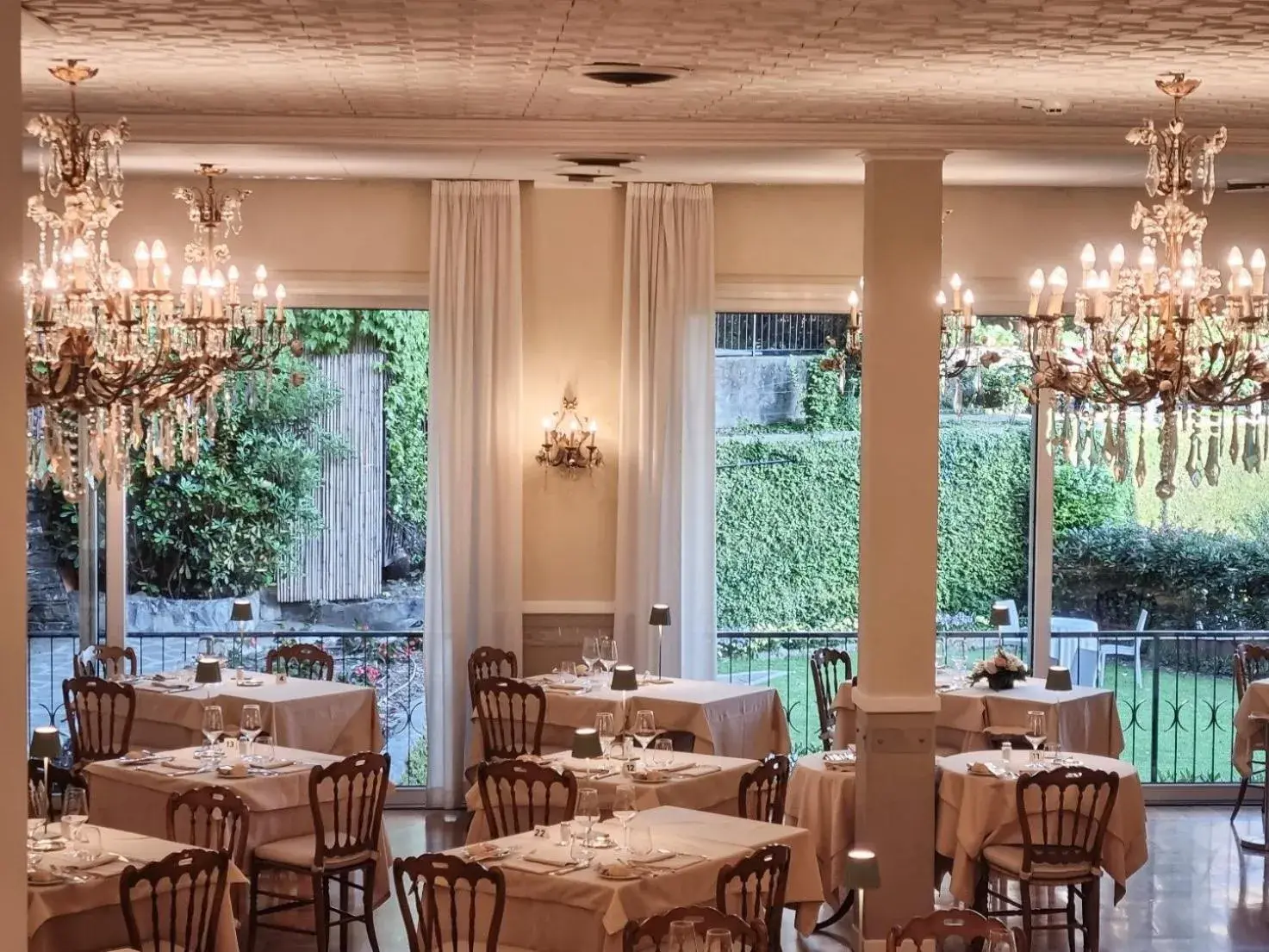 Restaurant/places to eat in Hotel Metropole Restaurant/places to eat in Hotel Metropole