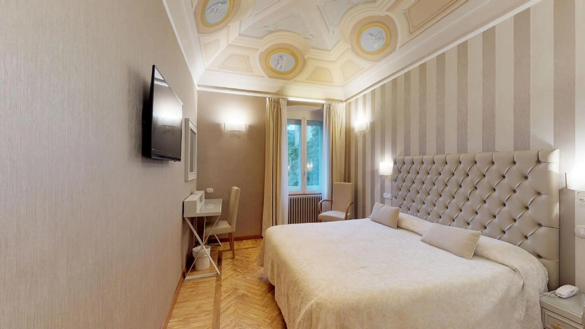 Photo of the whole room, Bed in Hotel Metropole