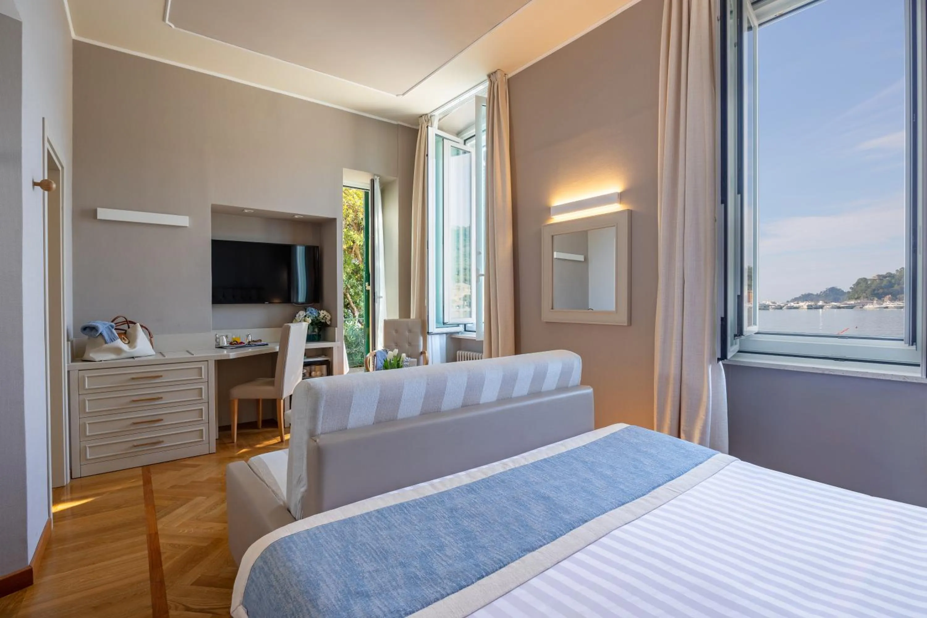 Sea view, Bed in Hotel Metropole