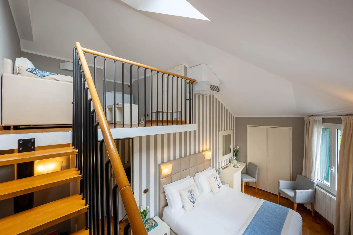 Photo of the whole room, Bed in Hotel Metropole