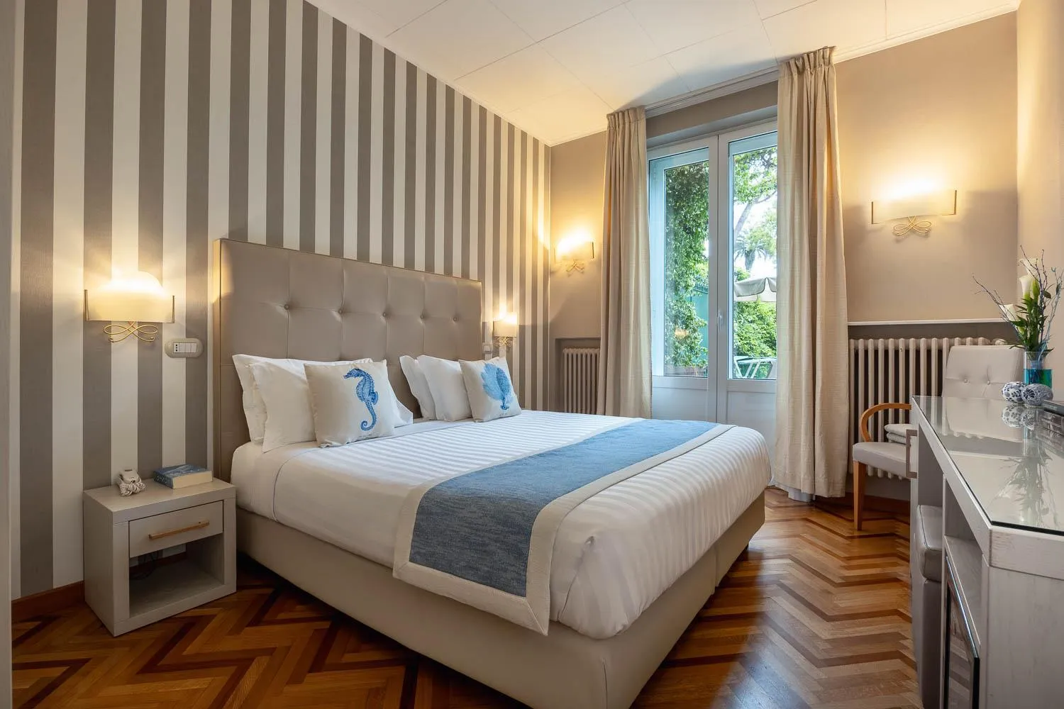 Photo of the whole room, Bed in Hotel Metropole