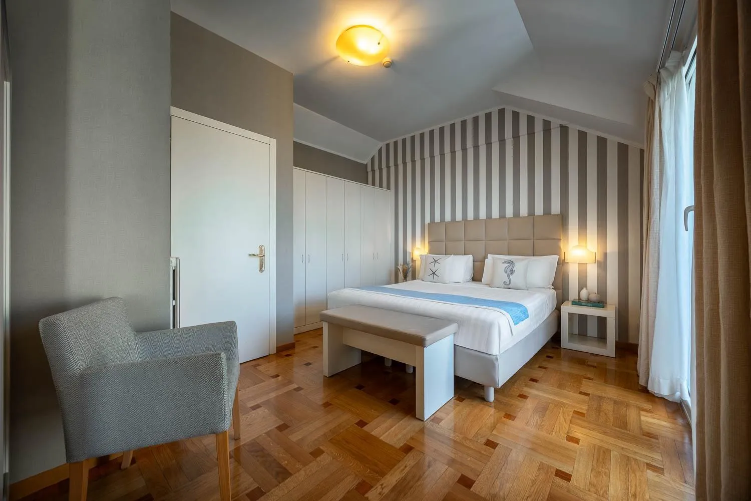 Photo of the whole room, Bed in Hotel Metropole