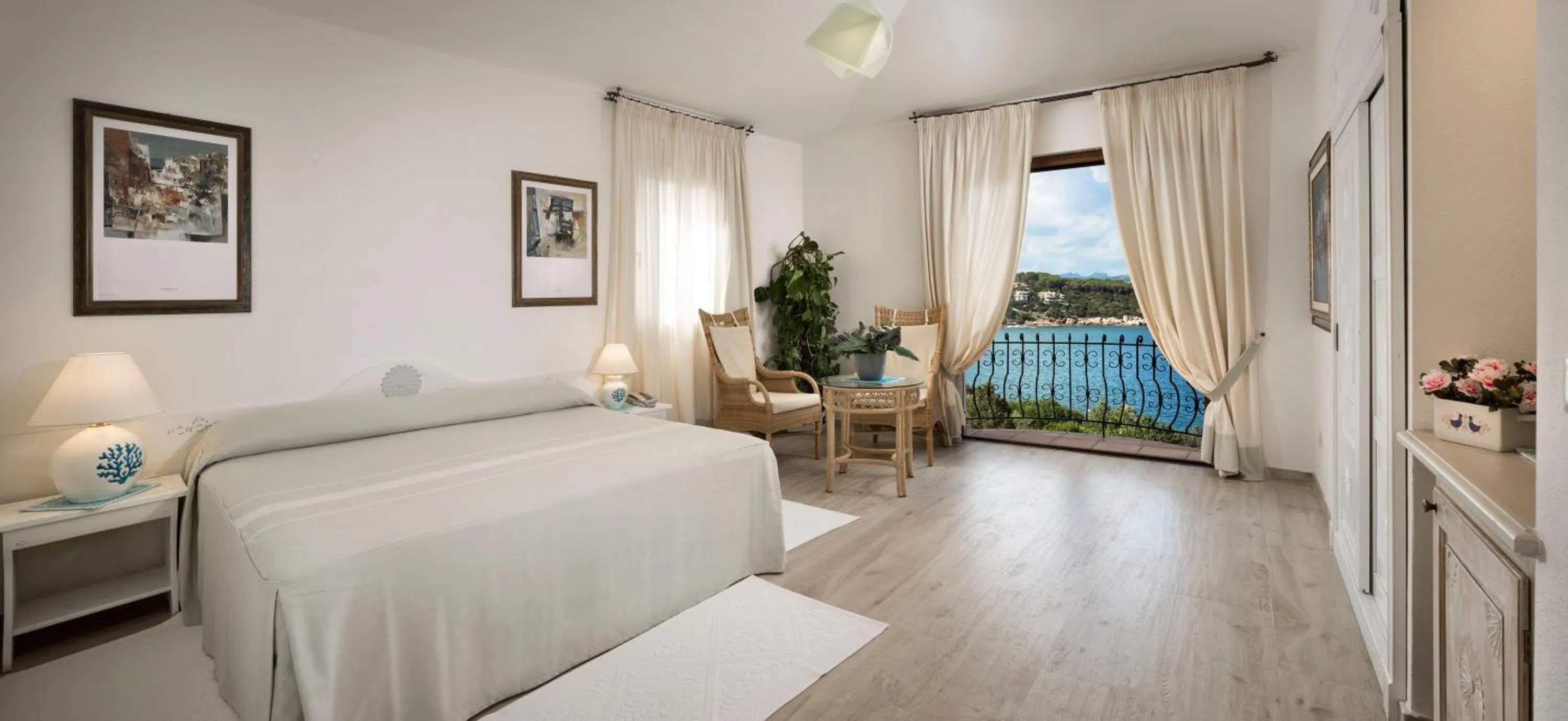 Queen Room with Sea View in Hotel La Bisaccia