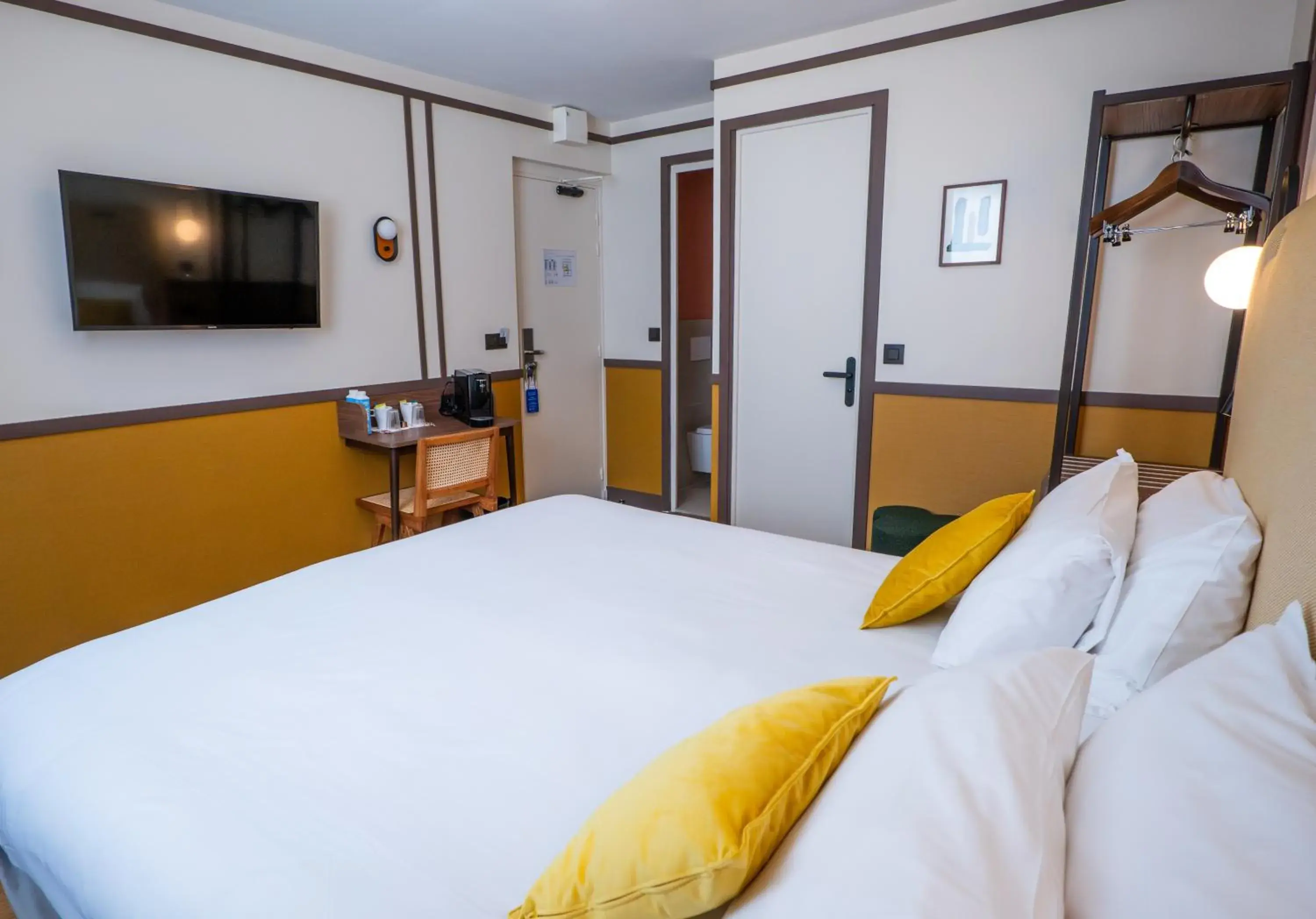Bed in Best Western Plus Au Grand Saint Jean Bed in Best Western Plus Au Grand Saint Jean