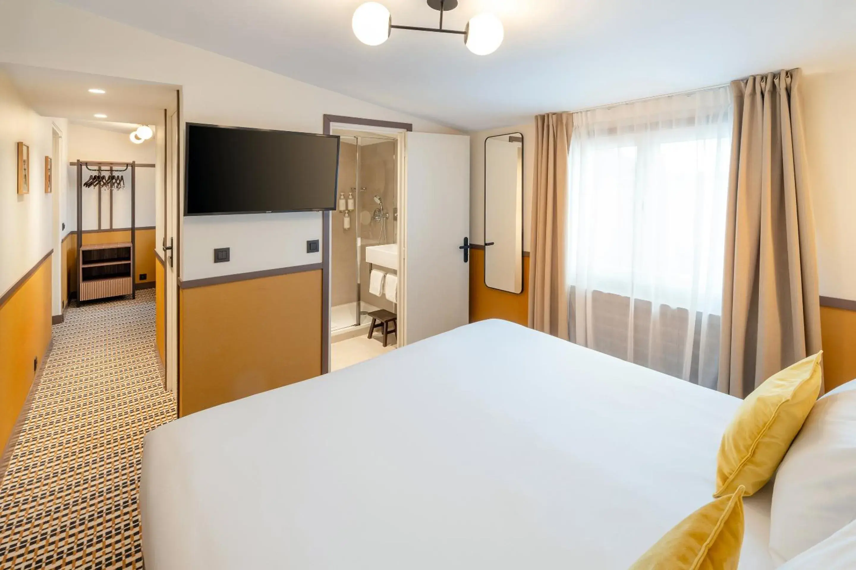 TV and multimedia, Bed in Best Western Plus Au Grand Saint Jean TV and multimedia, Bed in Best Western Plus Au Grand Saint Jean