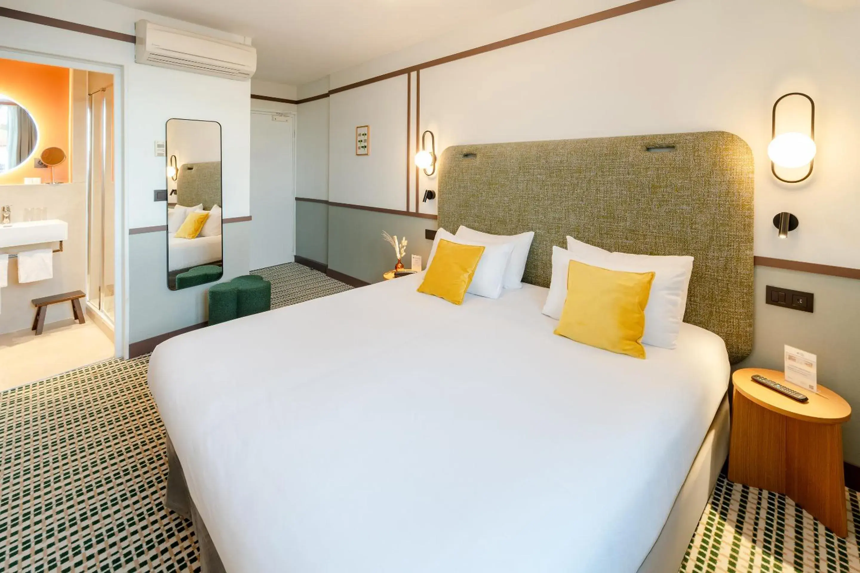 Bed in Best Western Plus Au Grand Saint Jean Bed in Best Western Plus Au Grand Saint Jean