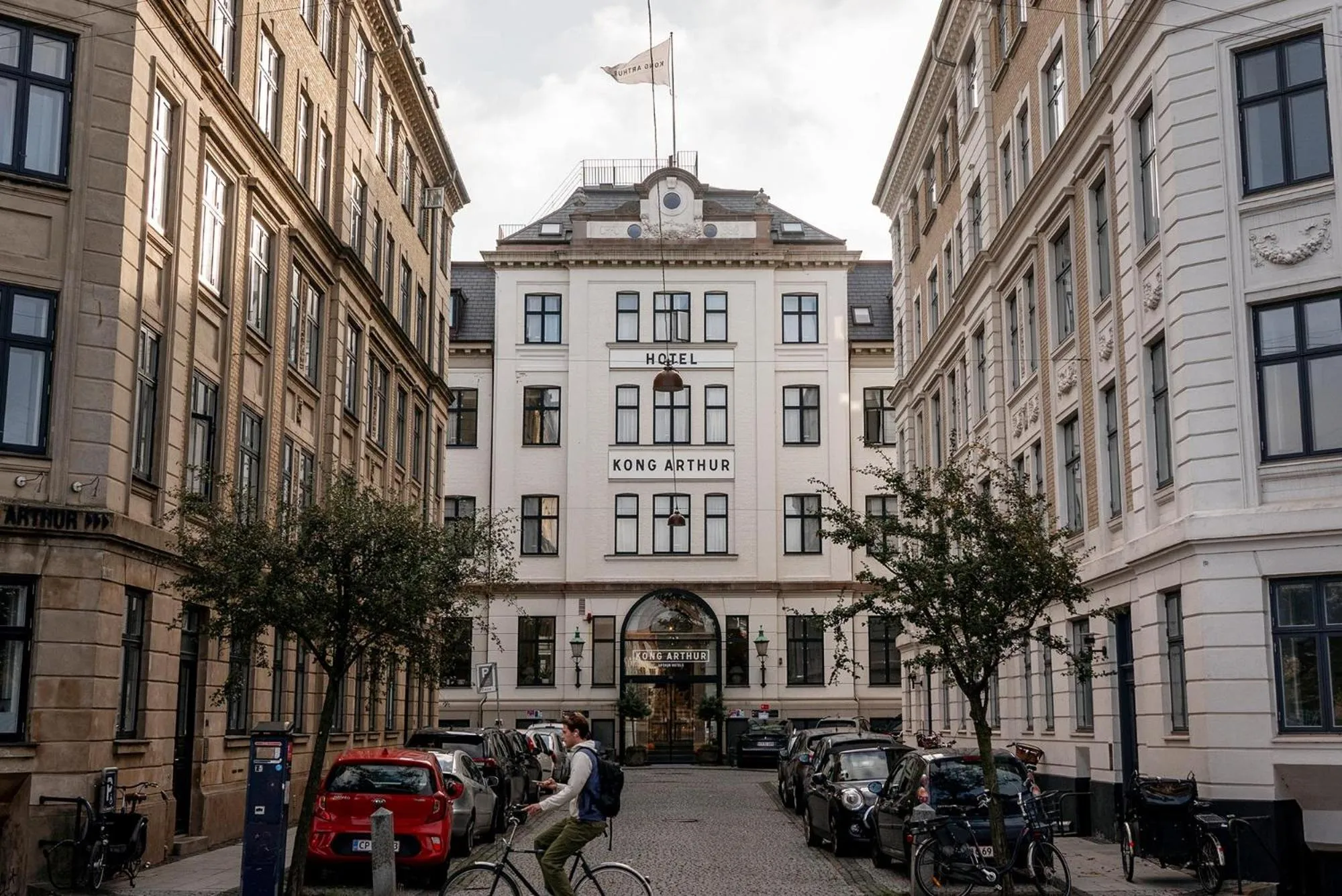 Property building in Hotel Kong Arthur