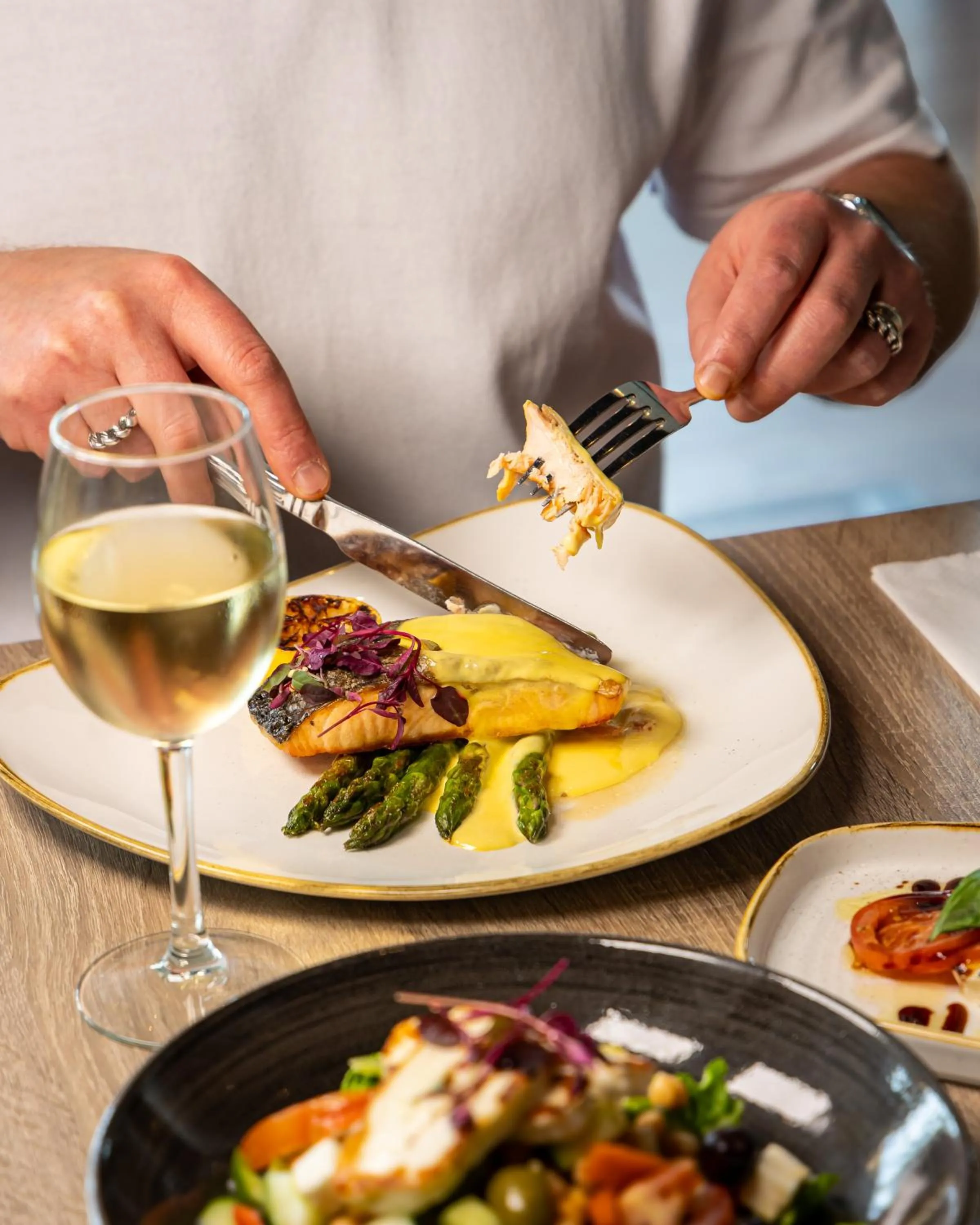 Food and drinks in Holiday Inn London West by IHG