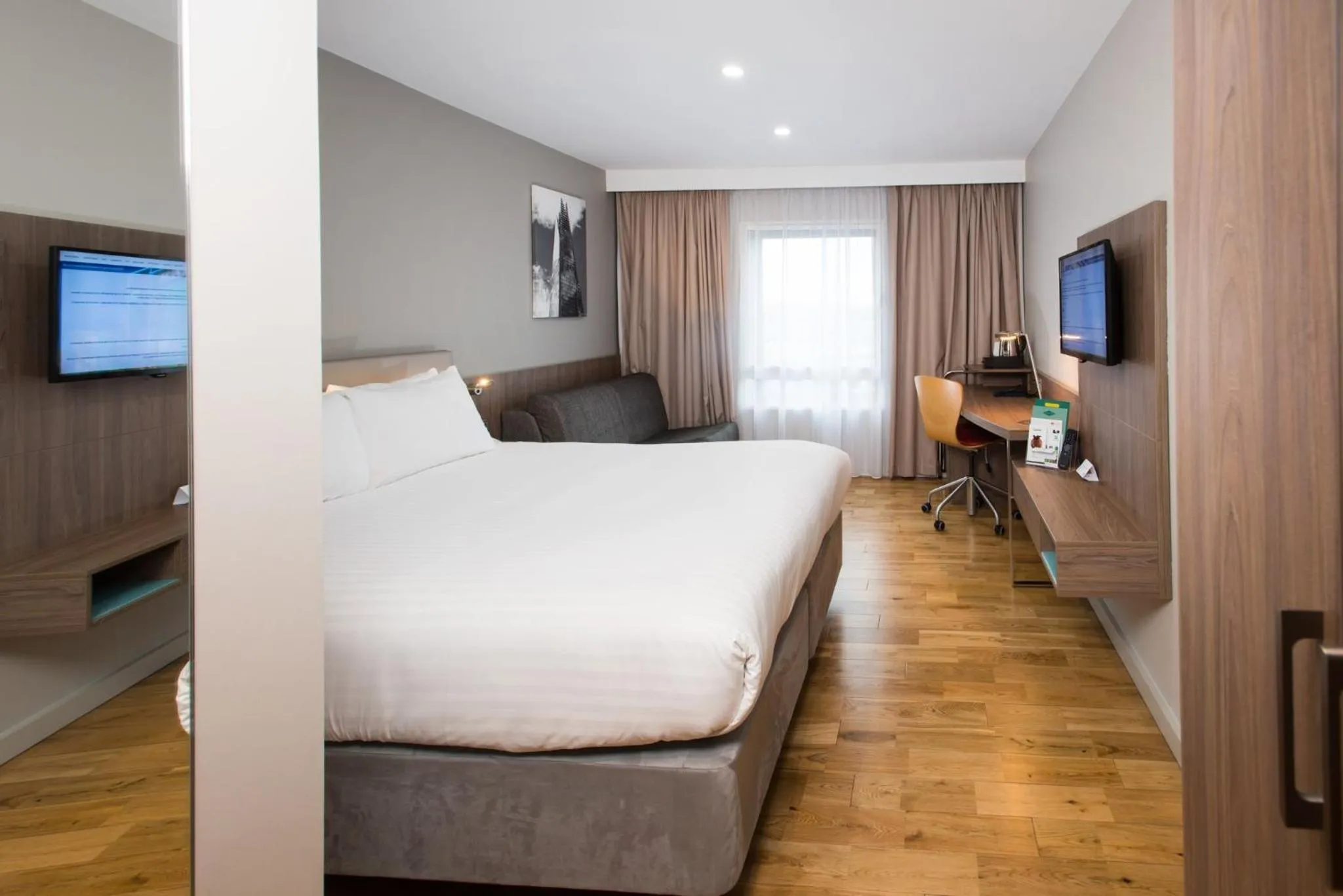 Photo of the whole room, Bed in Holiday Inn London West by IHG