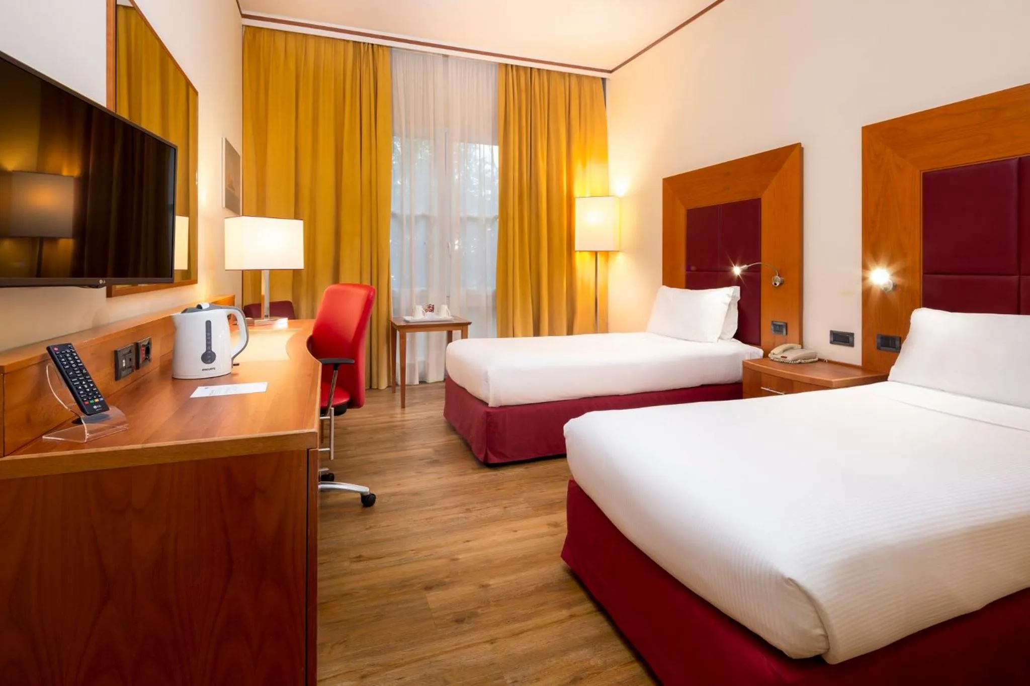 Photo of the whole room, Bed in Crowne Plaza Venice East by IHG