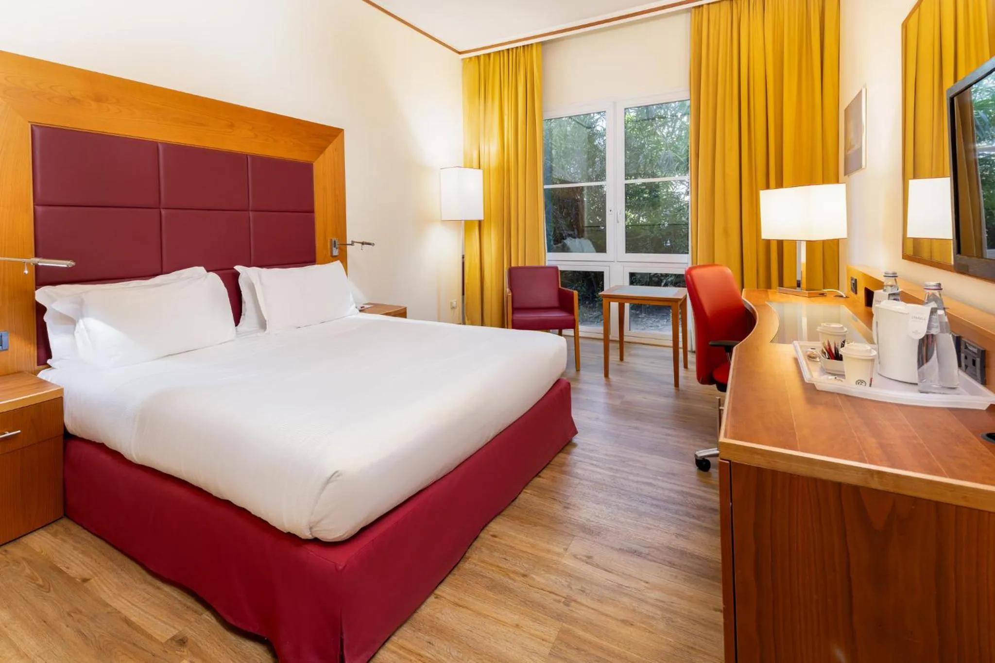 Photo of the whole room, Bed in Crowne Plaza Venice East by IHG