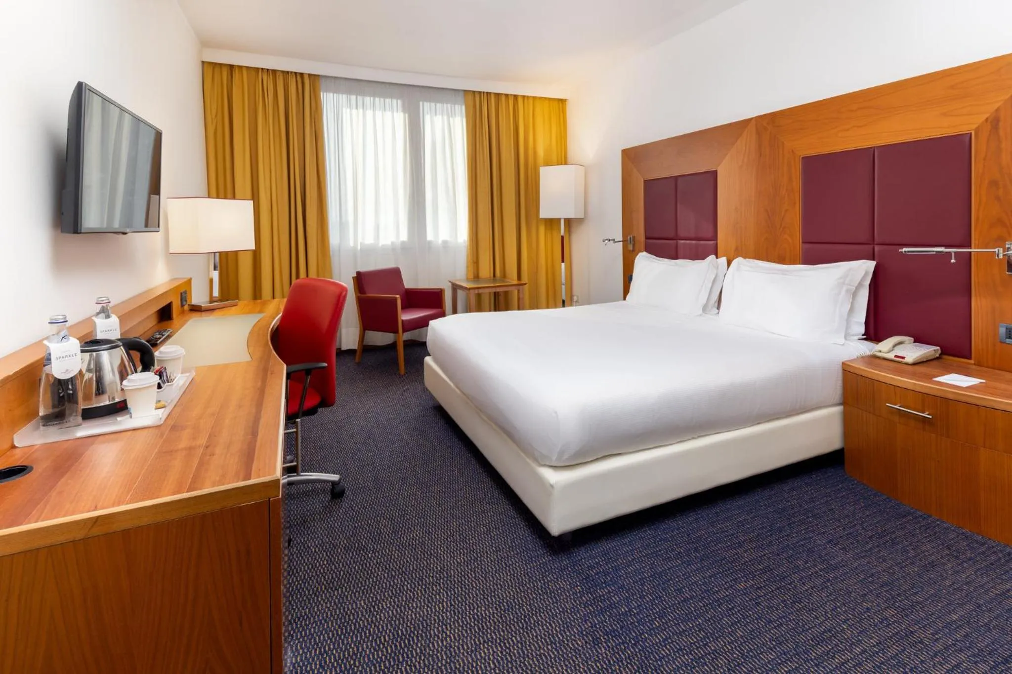 Photo of the whole room, Bed in Crowne Plaza Venice East by IHG