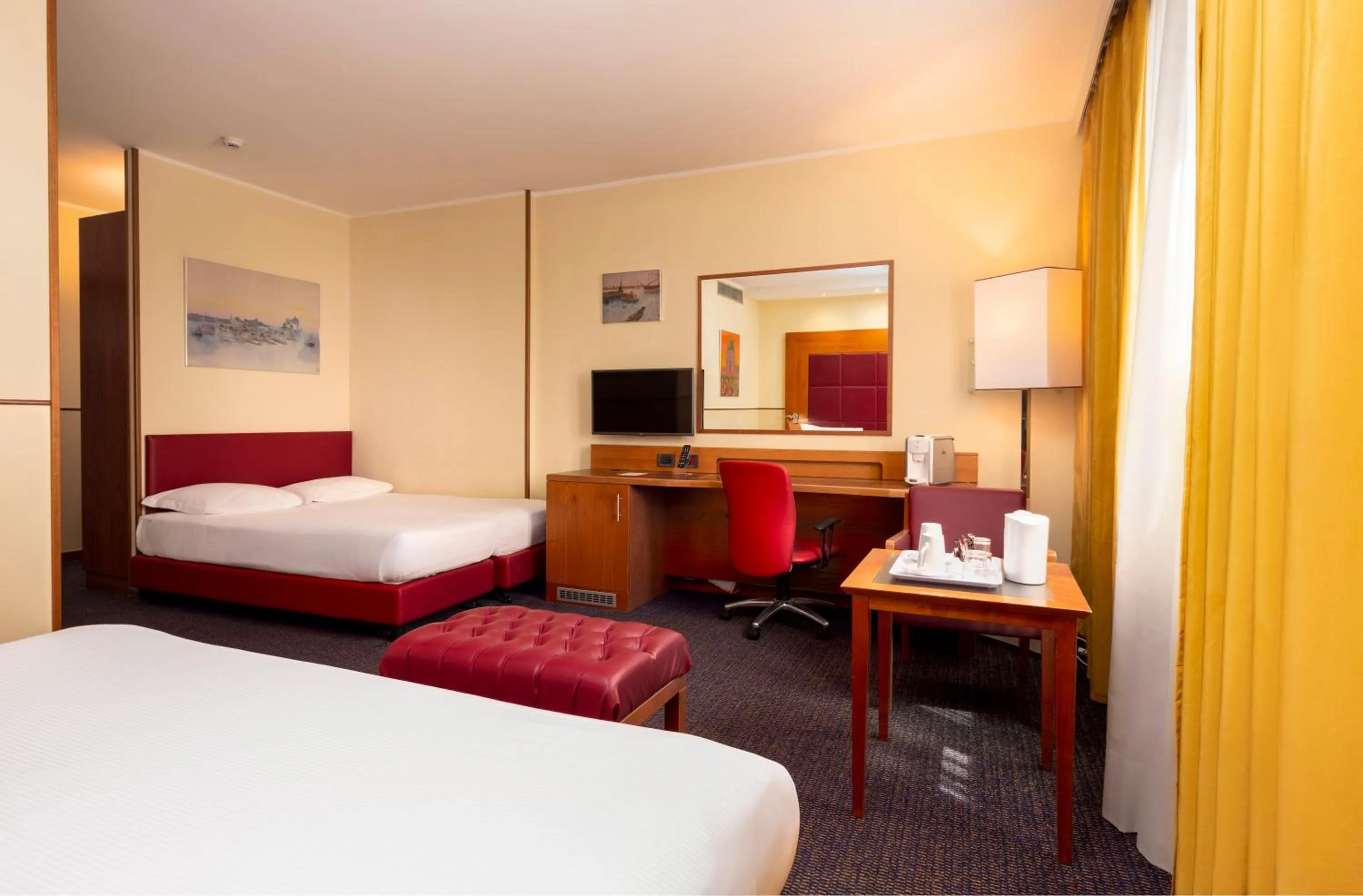 Bedroom, Bed in Crowne Plaza Venice East by IHG