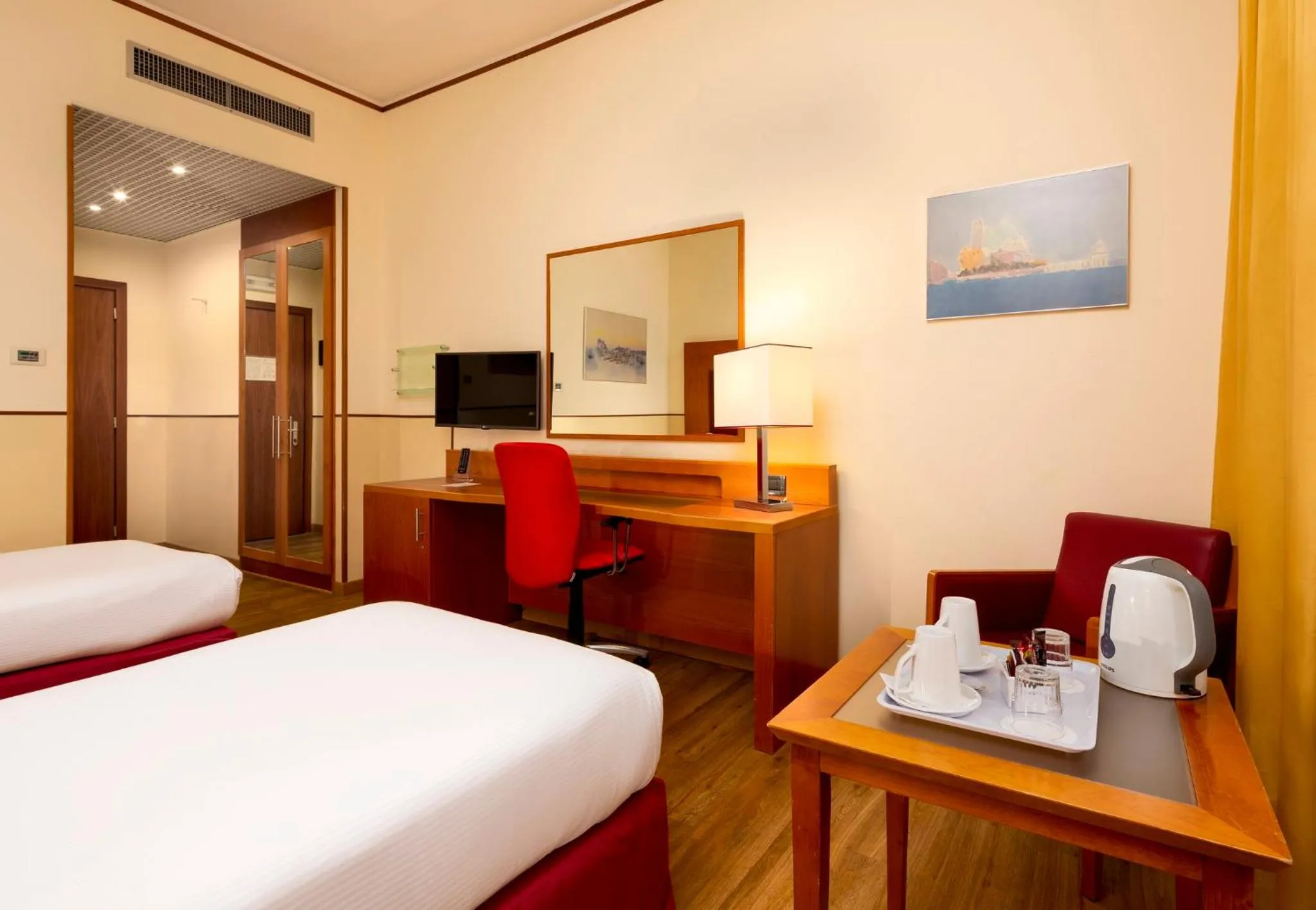 Photo of the whole room, Bed in Crowne Plaza Venice East by IHG