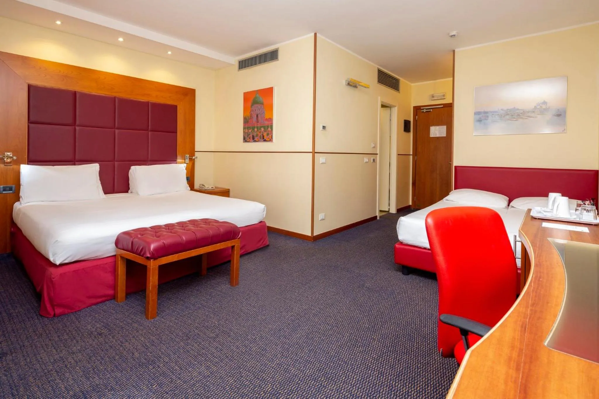 Photo of the whole room, Bed in Crowne Plaza Venice East by IHG