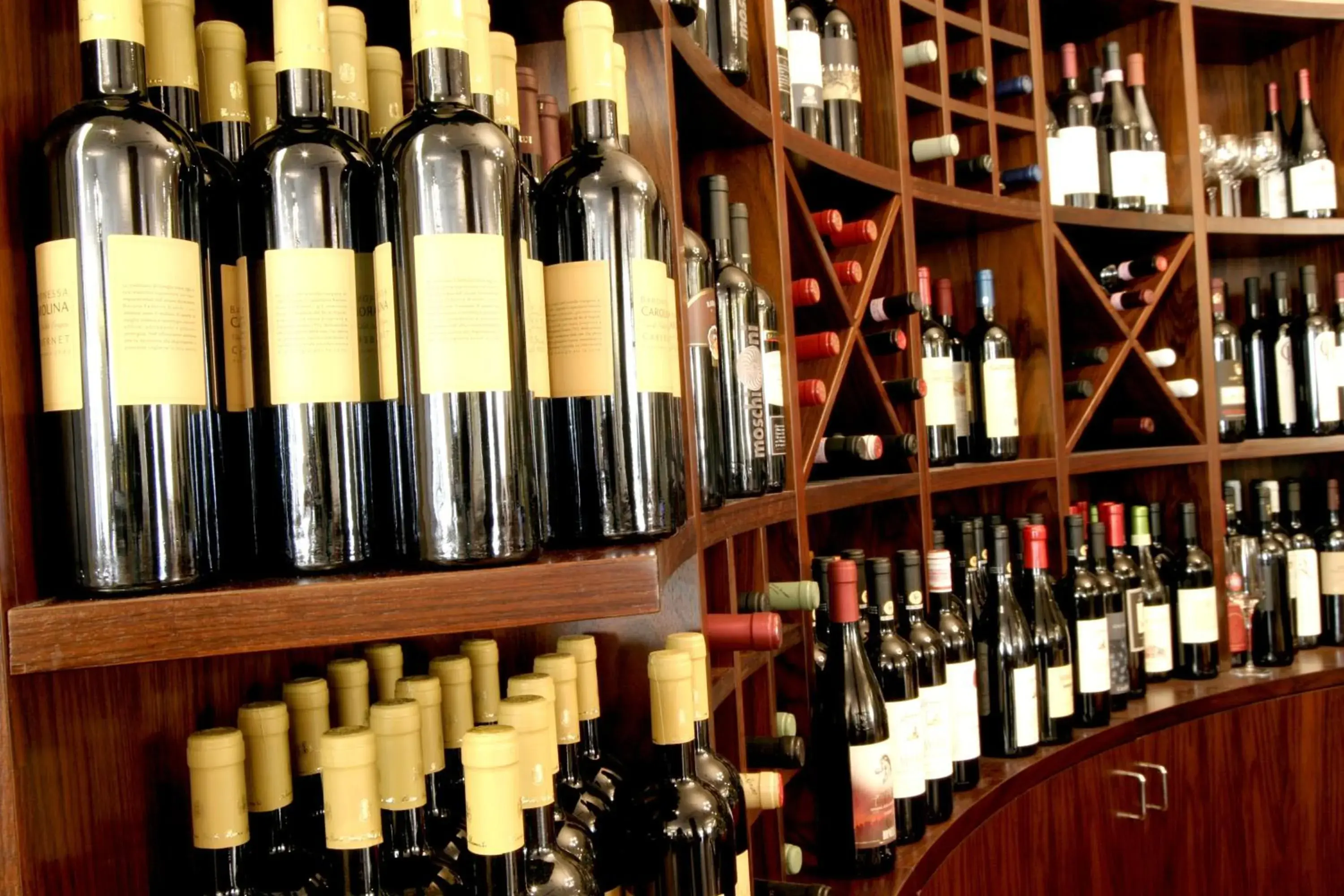 Lounge or bar in Crowne Plaza Venice East by IHG Lounge or bar in Crowne Plaza Venice East by IHG