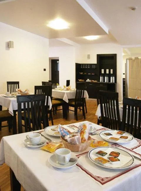 Restaurant/places to eat in Hotel Mary