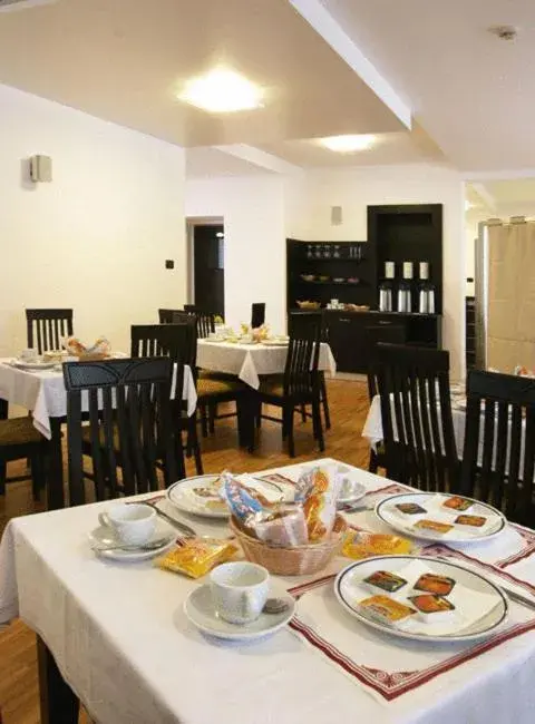 Restaurant/places to eat in Hotel Mary Restaurant/places to eat in Hotel Mary