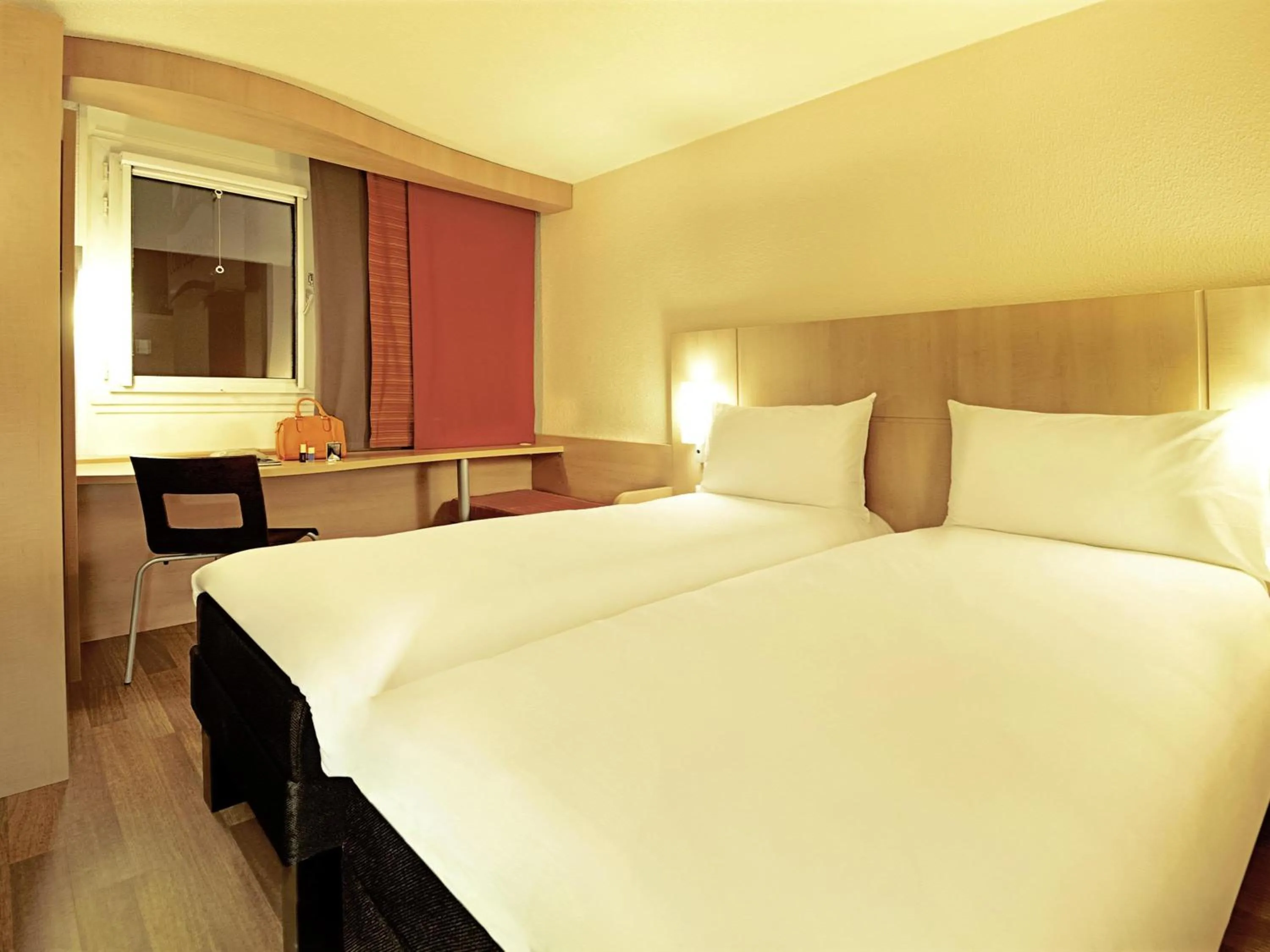 Bedroom, Bed in Hotel Ibis Coimbra Centro