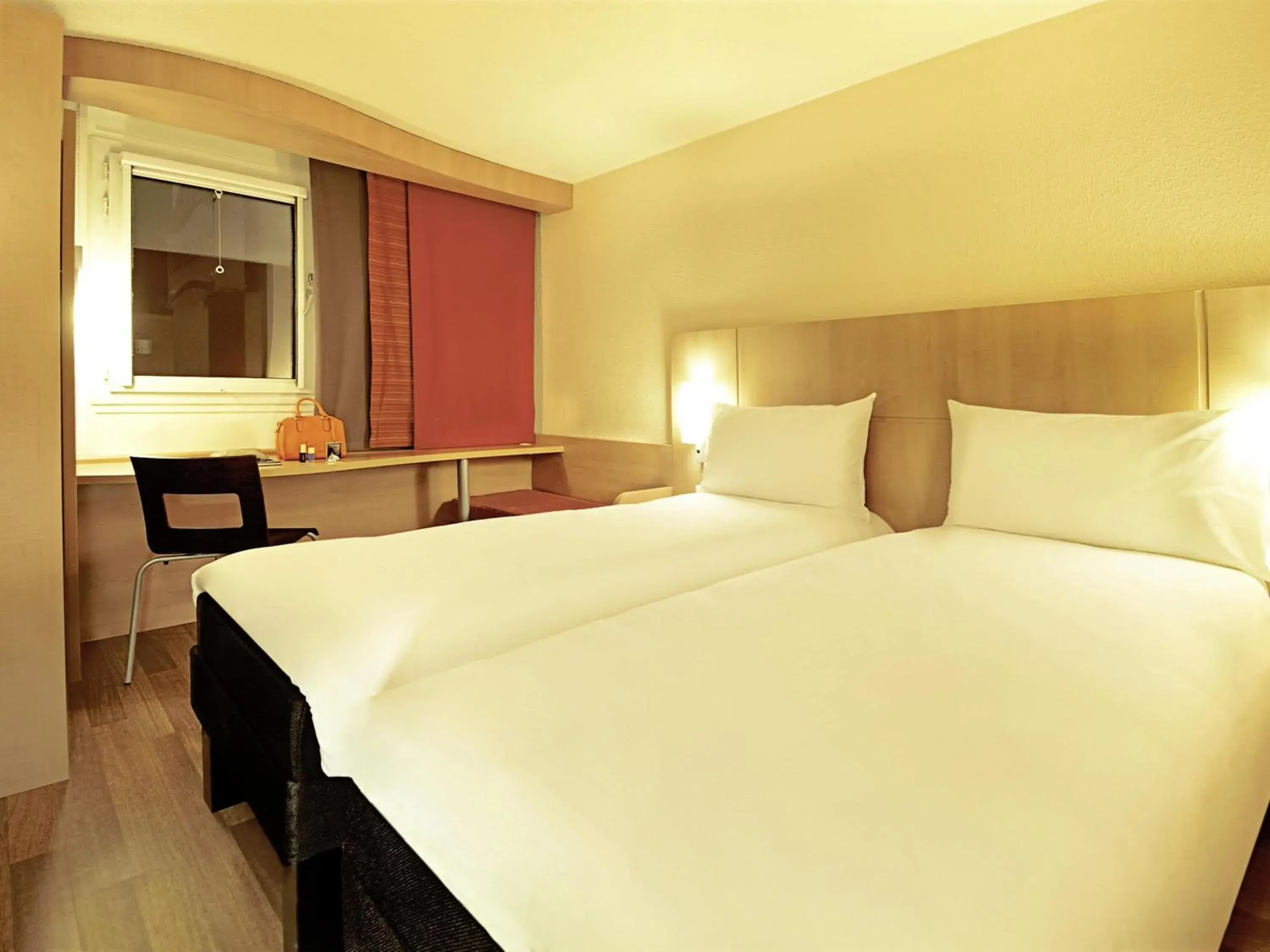 Bedroom, Bed in Hotel Ibis Coimbra Centro Bedroom, Bed in Hotel Ibis Coimbra Centro