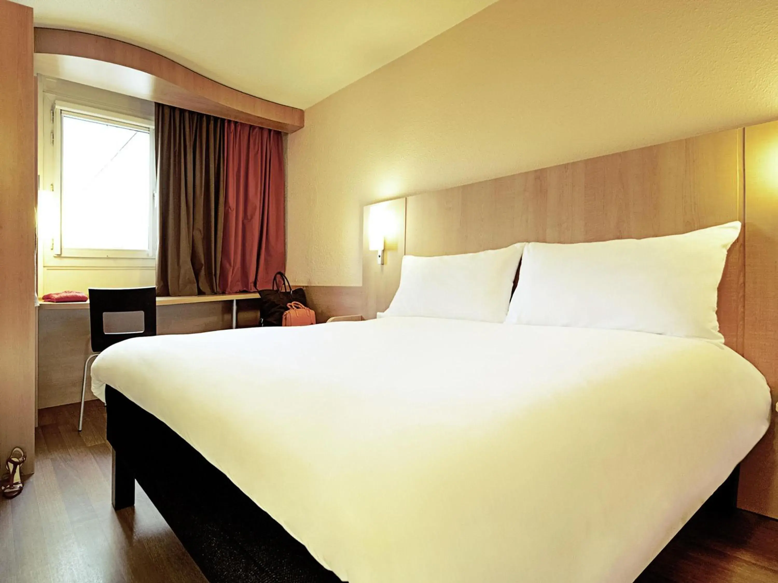 Bedroom, Bed in Hotel Ibis Coimbra Centro Bedroom, Bed in Hotel Ibis Coimbra Centro