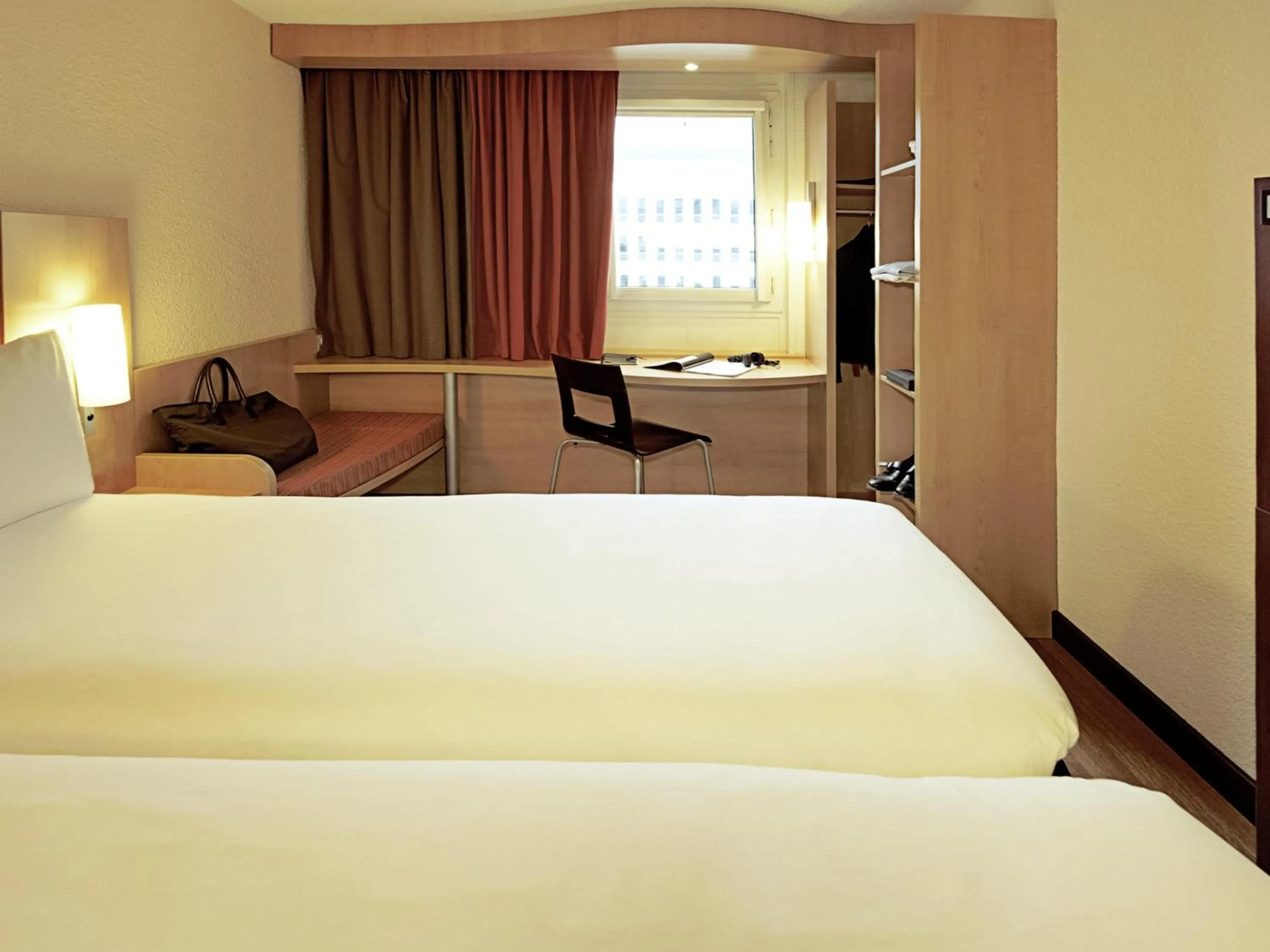 View (from property/room), Bed in Hotel Ibis Coimbra Centro