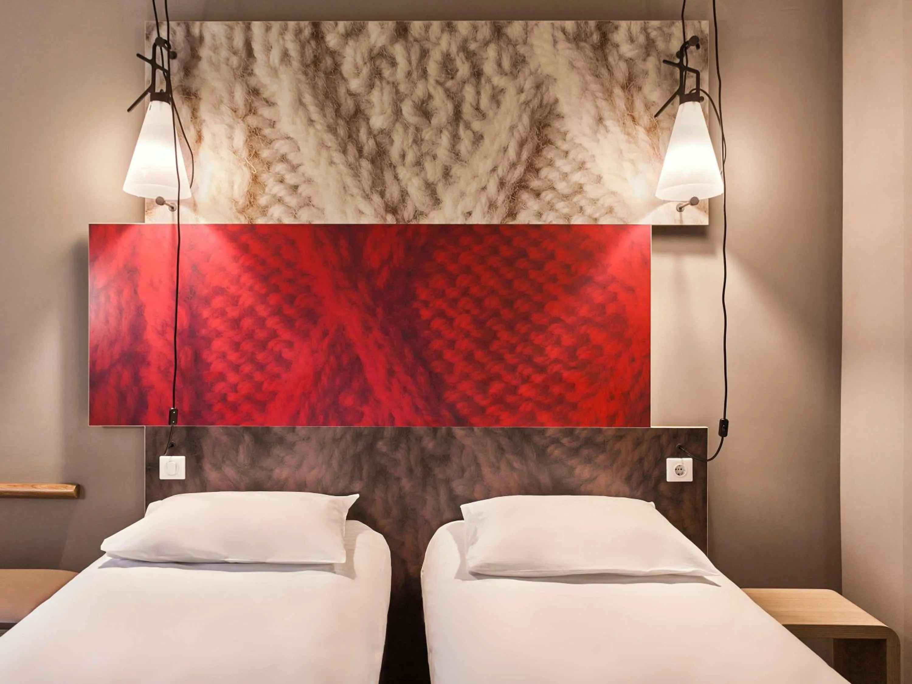 Property building, Bed in Hotel Ibis Coimbra Centro