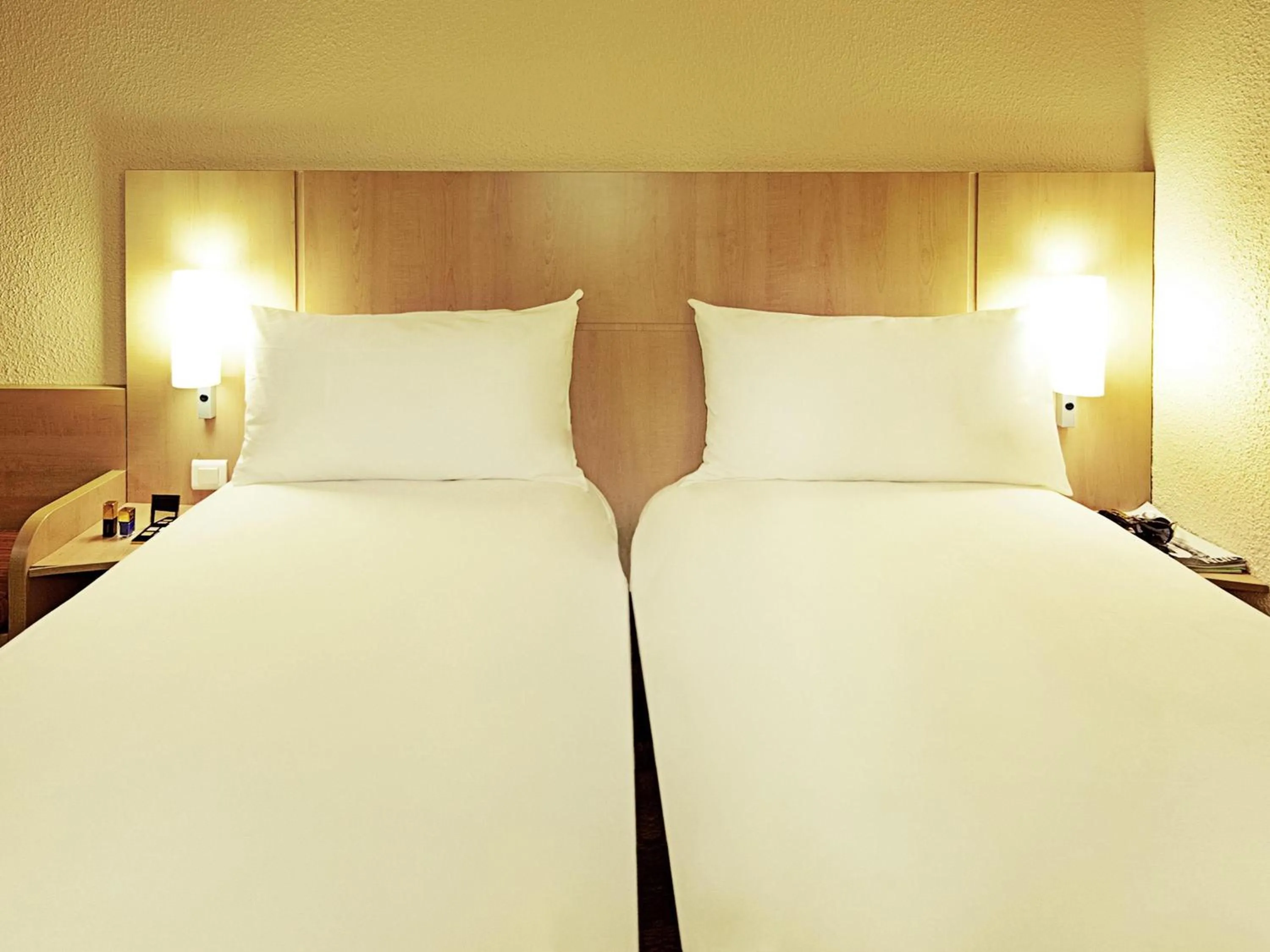 Seating area, Bed in Hotel Ibis Coimbra Centro