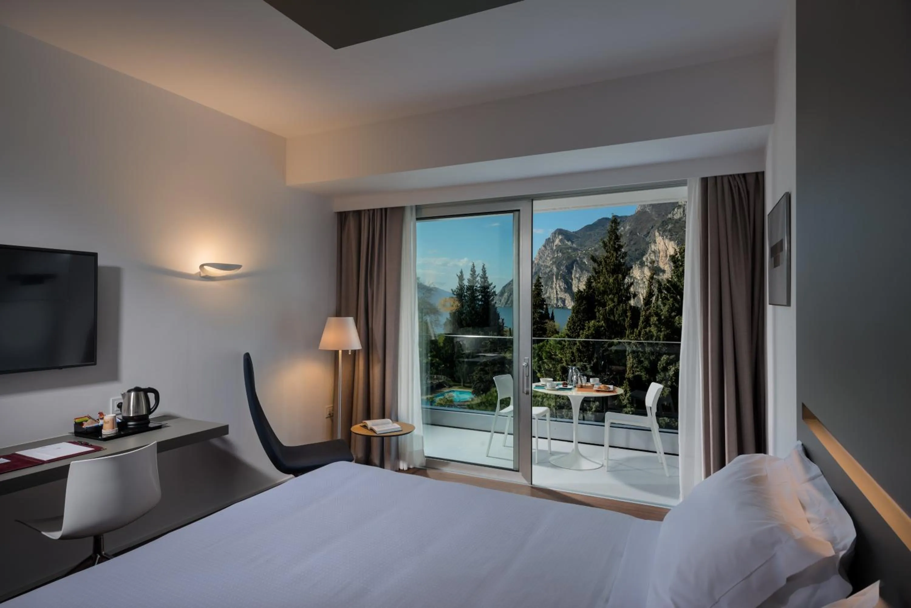 Bedroom, Bed in Du Lac Et Du Parc Grand Resort