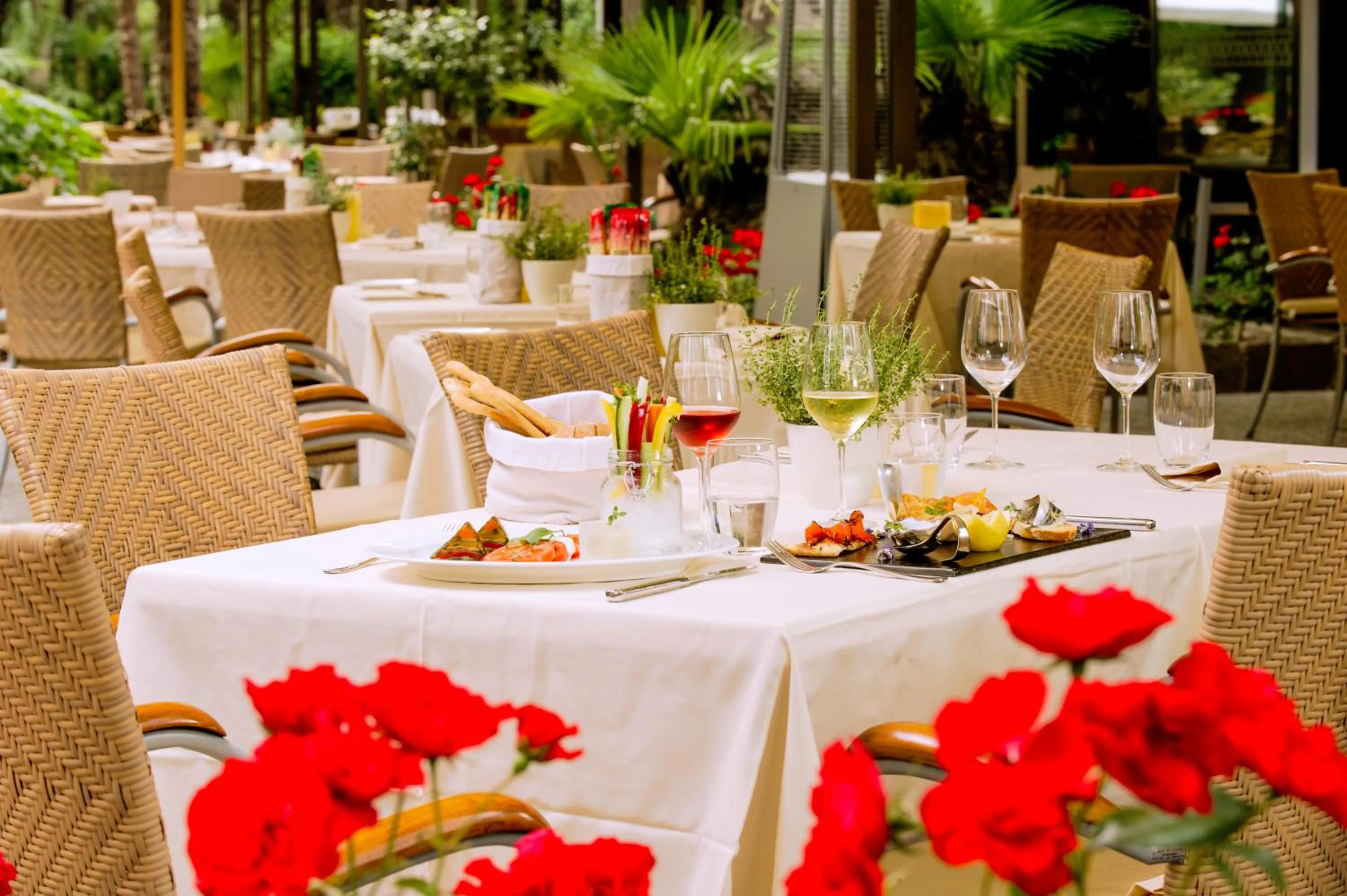 Restaurant/places to eat in Du Lac Et Du Parc Grand Resort