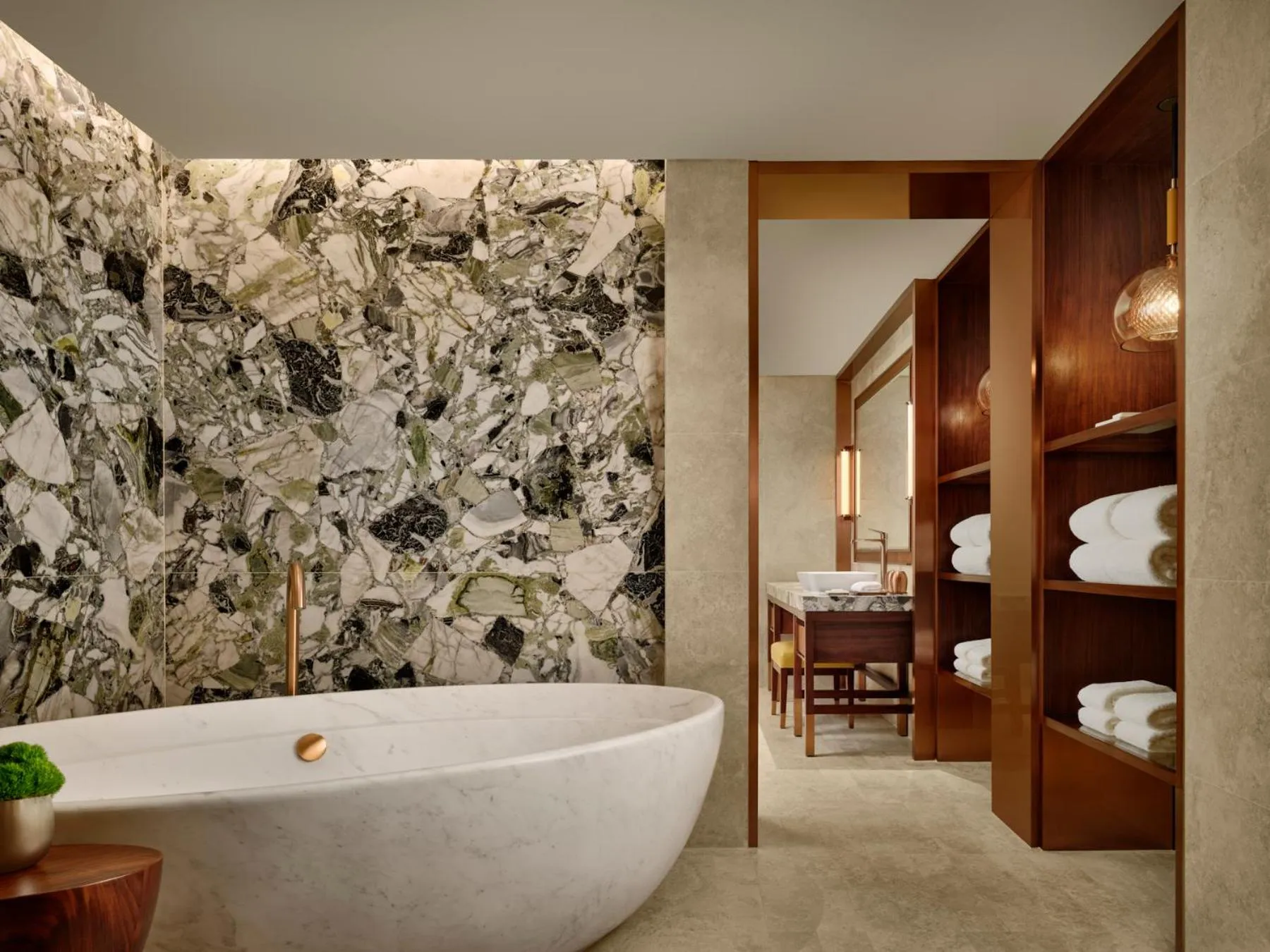 Toilet, Bed in Grand Hyatt Singapore