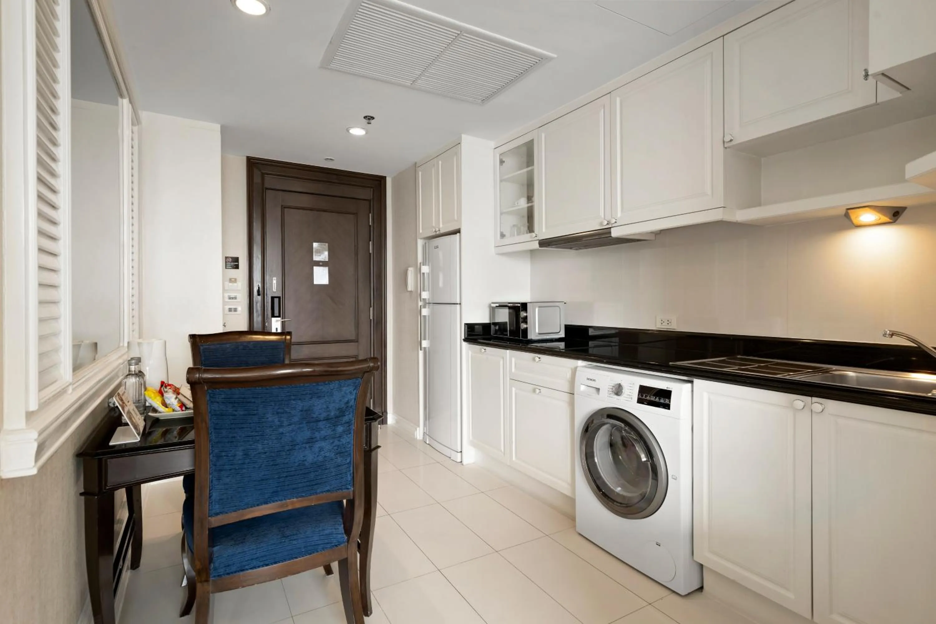 Kitchen or kitchenette in Grande Centre Point Hotel Ratchadamri Bangkok