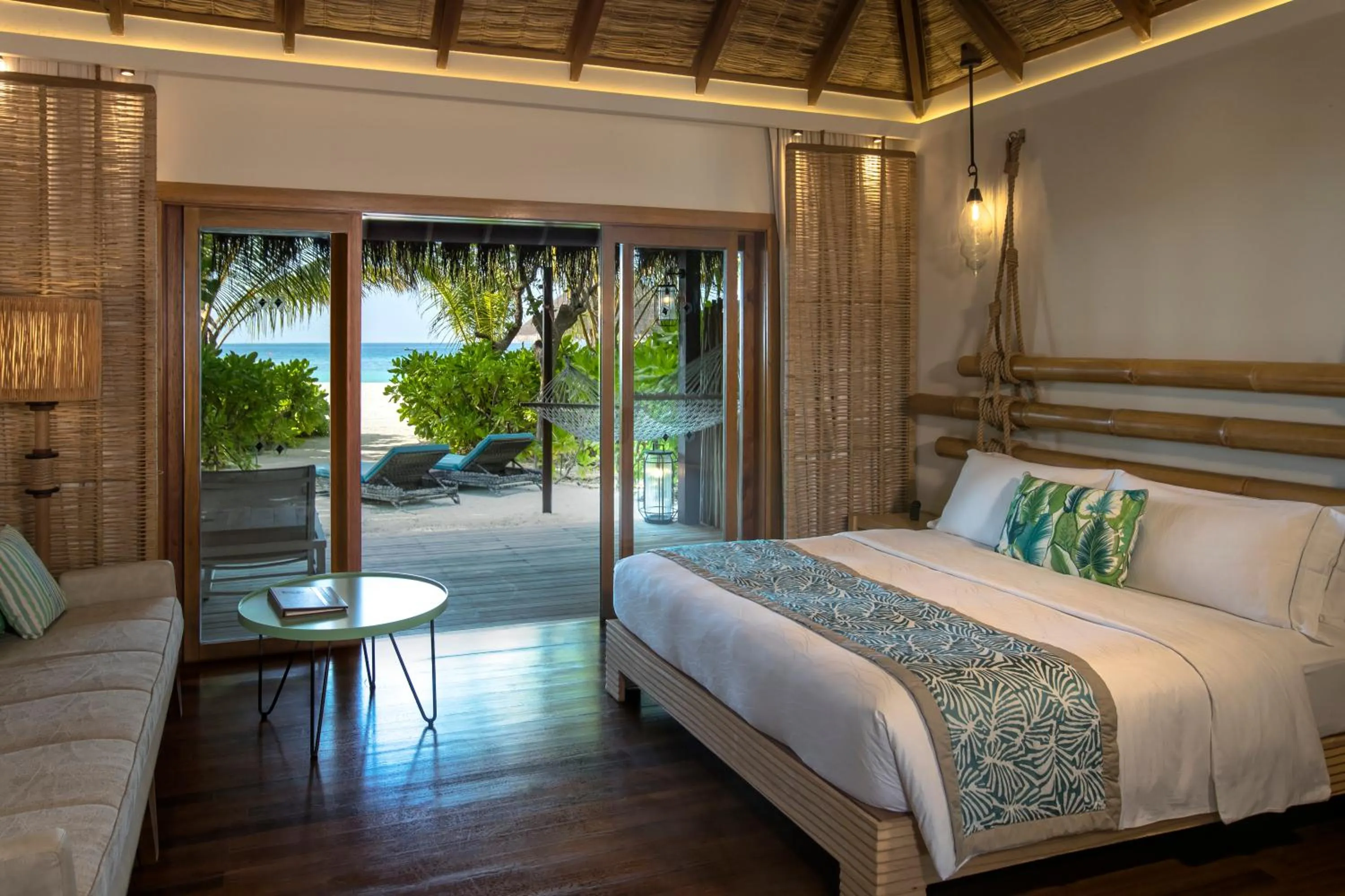 Bed in Constance Moofushi Maldives - All Inclusive
