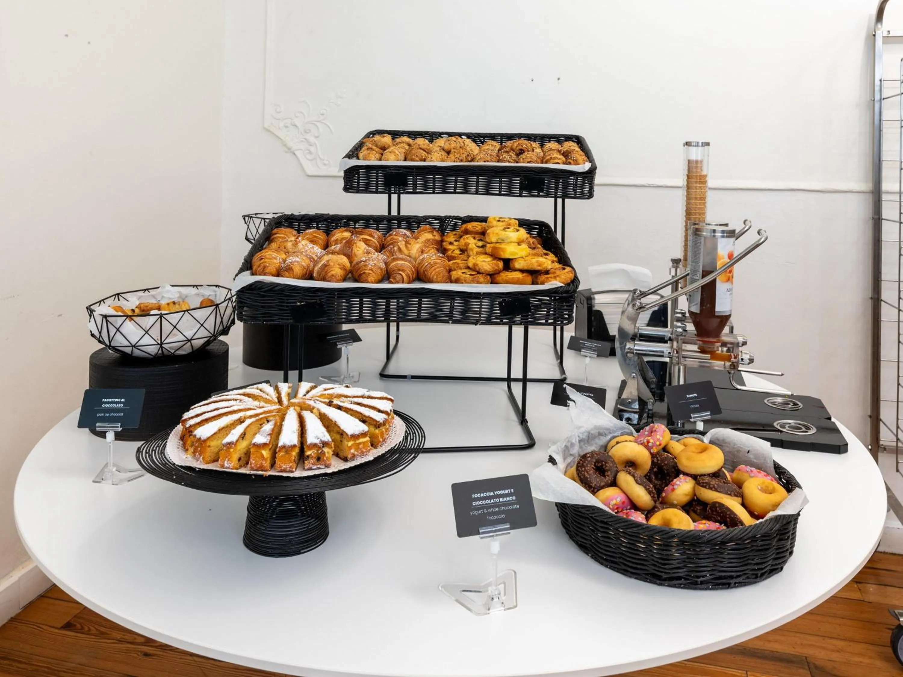 Restaurant/places to eat in B&B Hotel Genova Principe