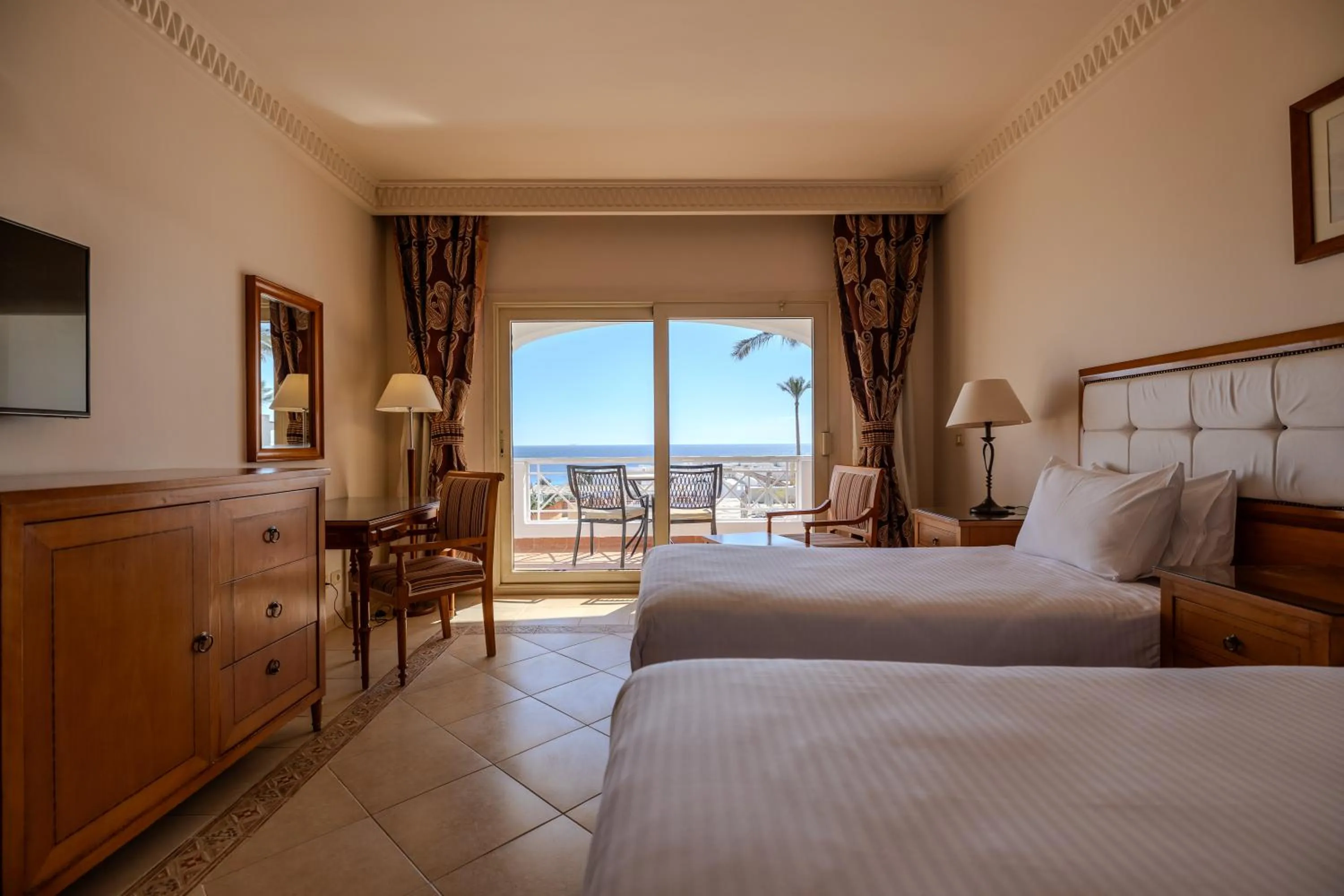 Bedroom, Bed in Continental Plaza Beach Resort