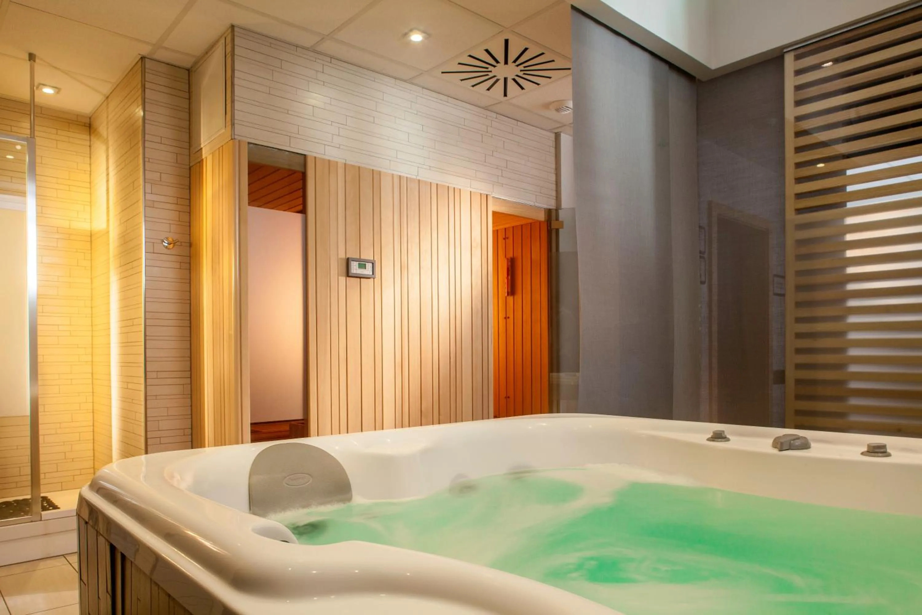 Hot Tub in Hôtel et Spa La Villa K - Basel Airport