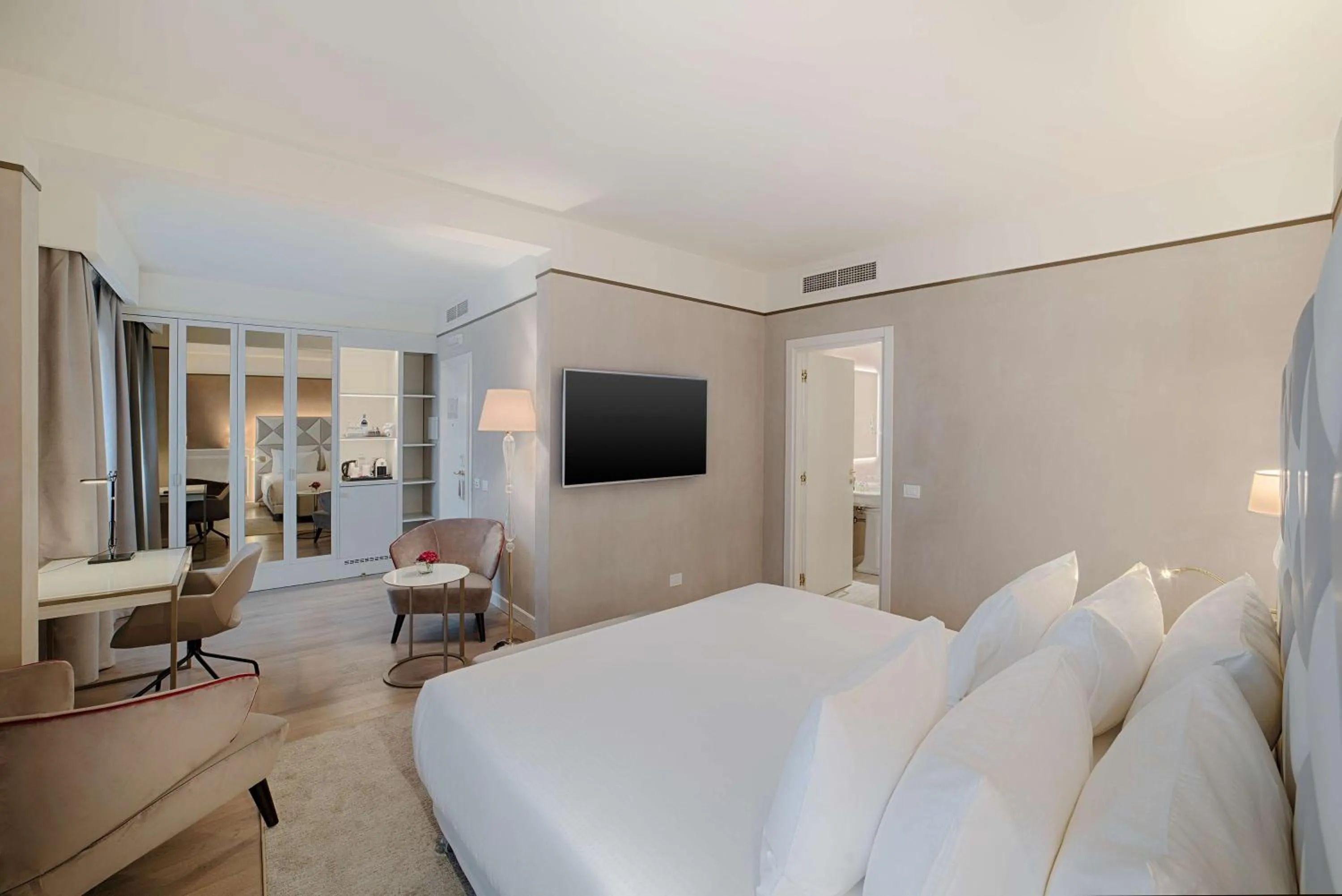 Photo of the whole room, Bed in NH Collection Palazzo Verona