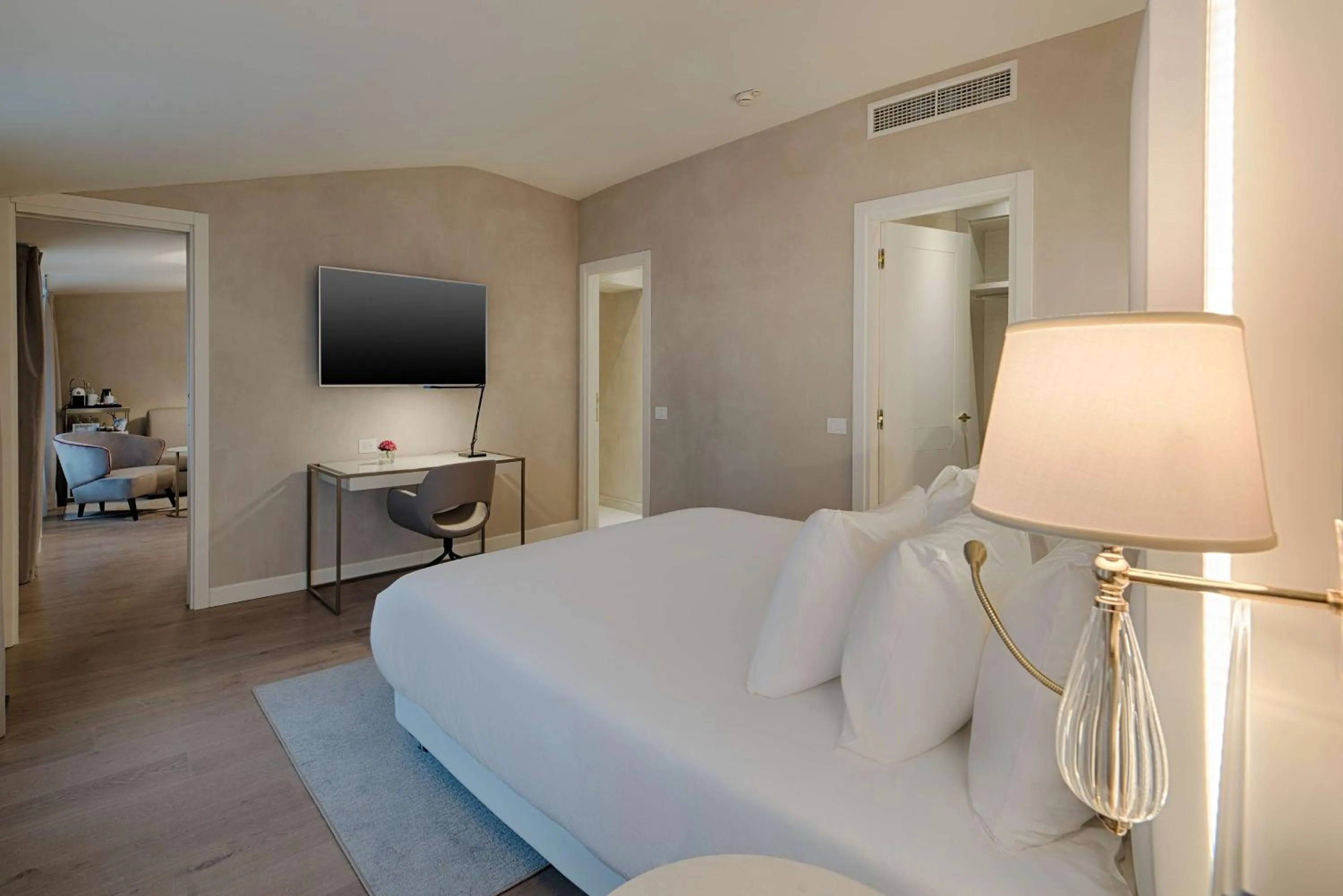 Photo of the whole room, Bed in NH Collection Palazzo Verona