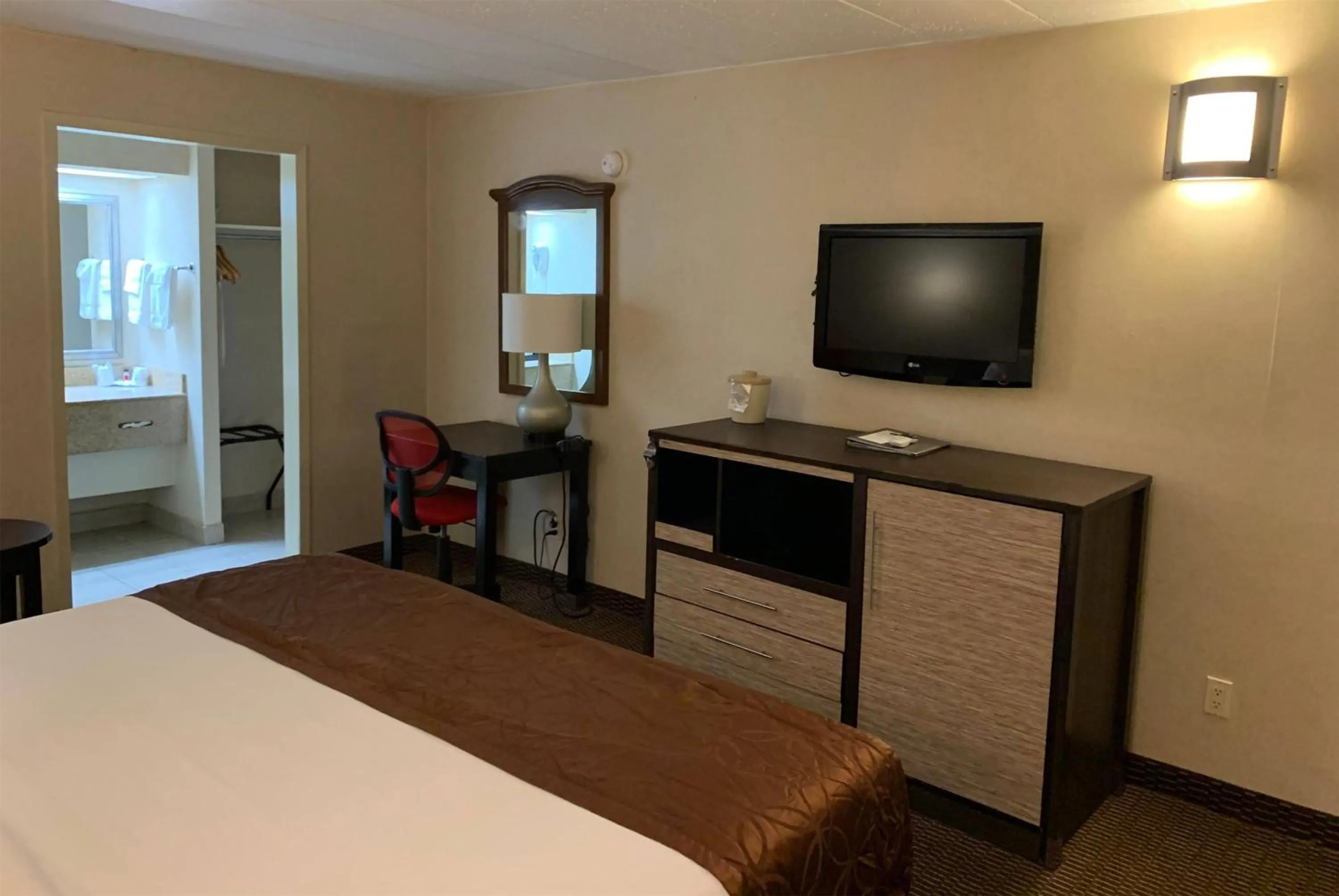 Photo of the whole room, Bed in Ramada by Wyndham Rockville Centre