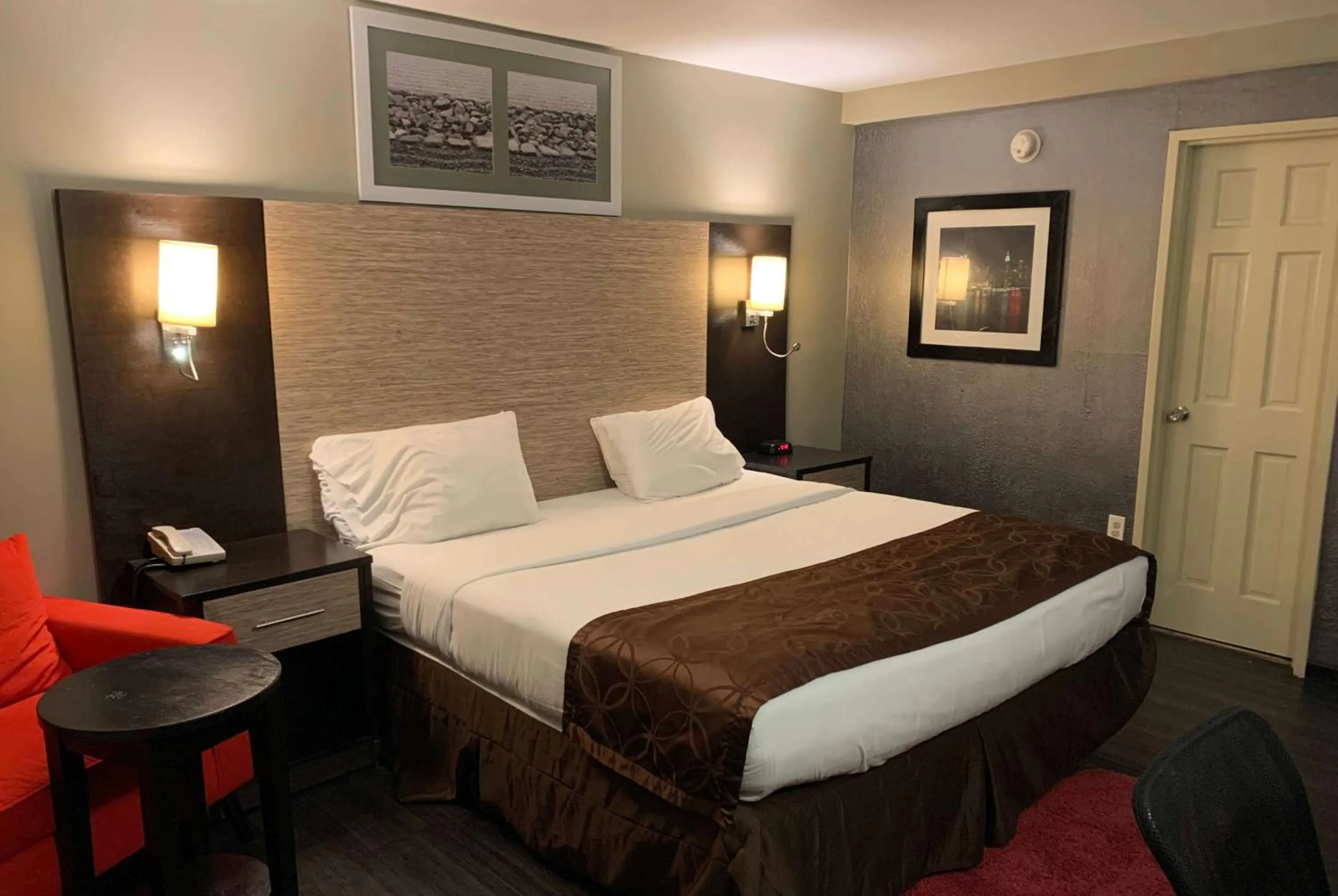 Photo of the whole room, Bed in Ramada by Wyndham Rockville Centre