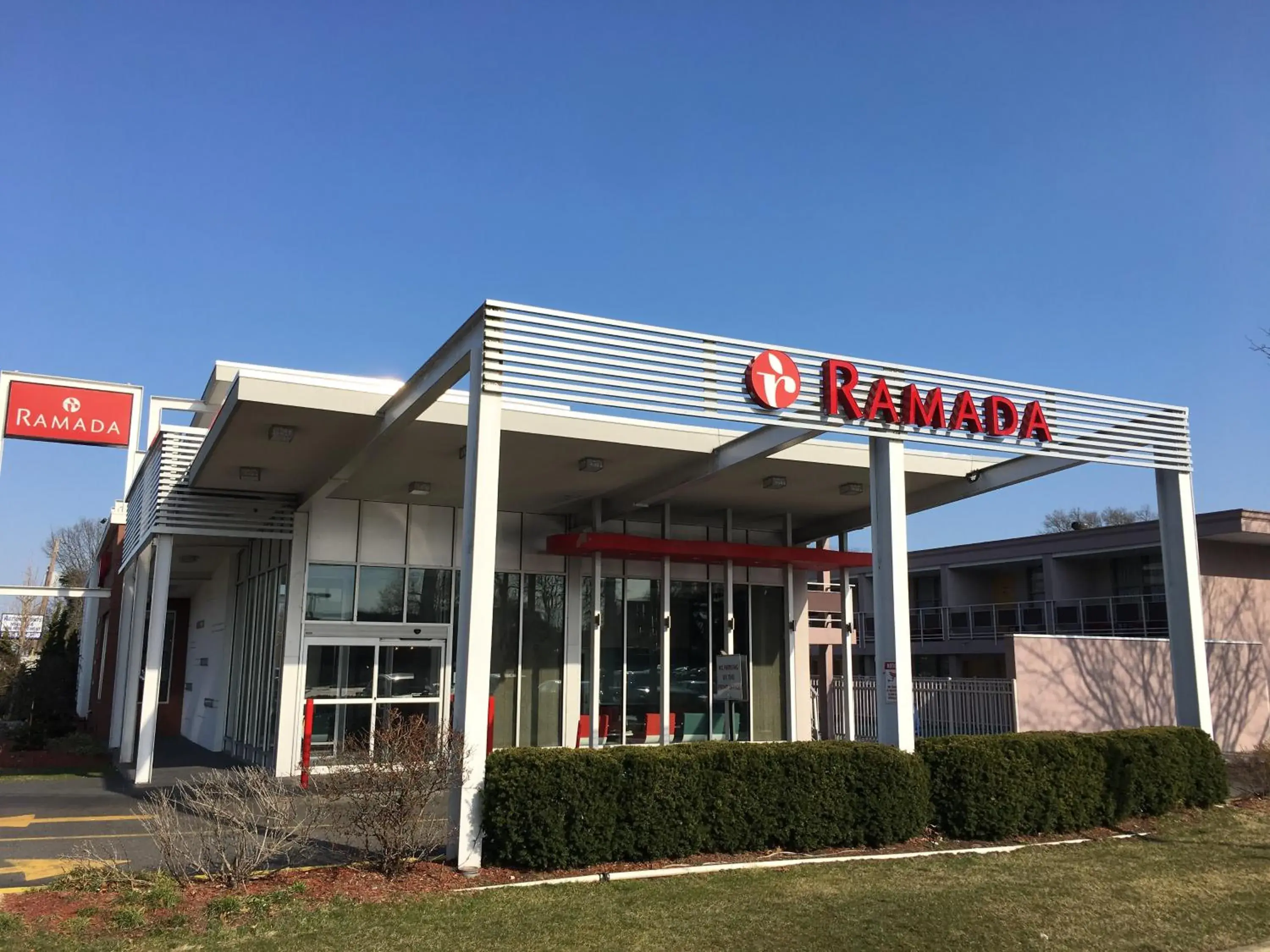 Property building in Ramada by Wyndham Rockville Centre Property building in Ramada by Wyndham Rockville Centre